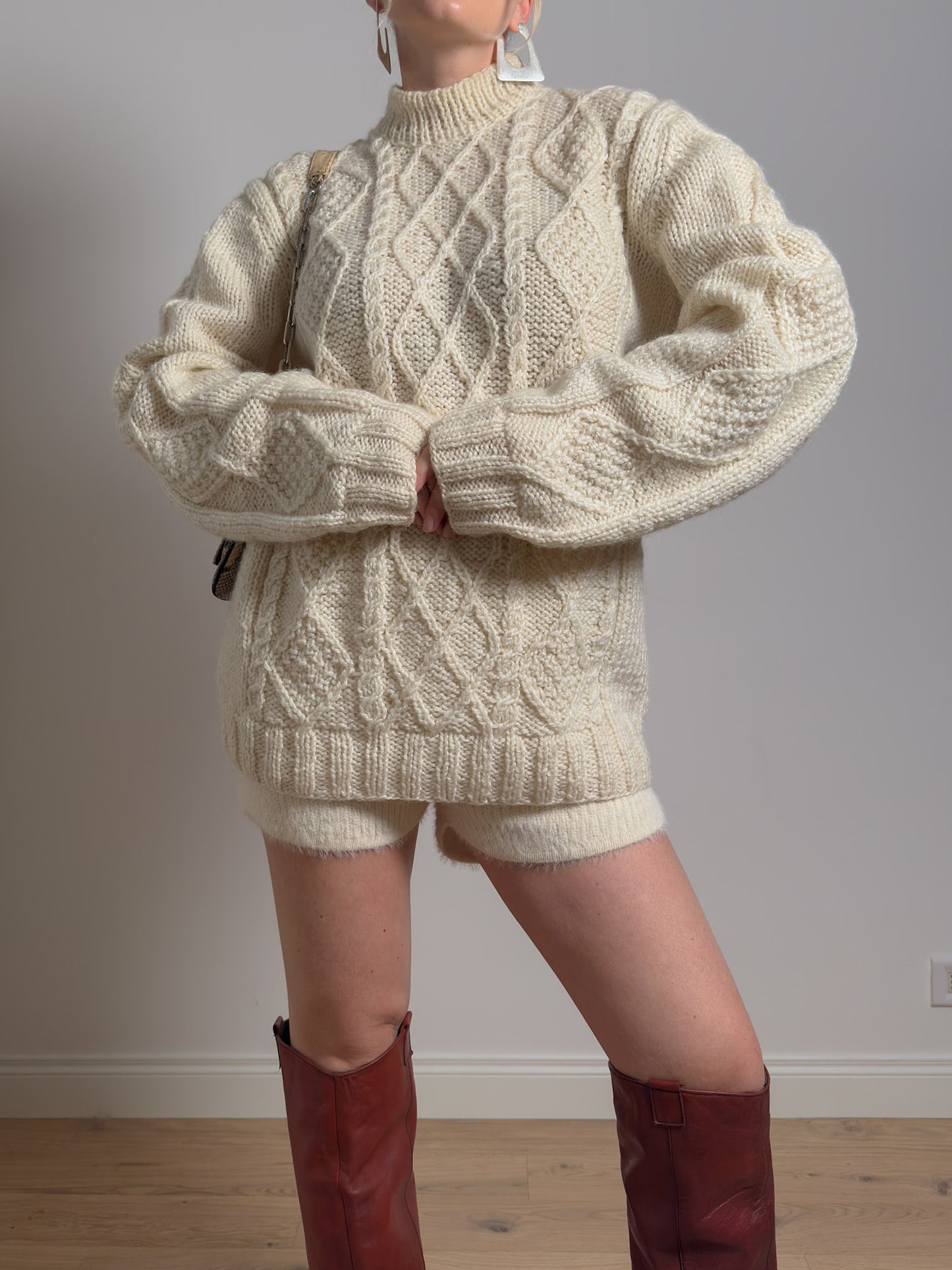 Pure wool embroidered ivory pull