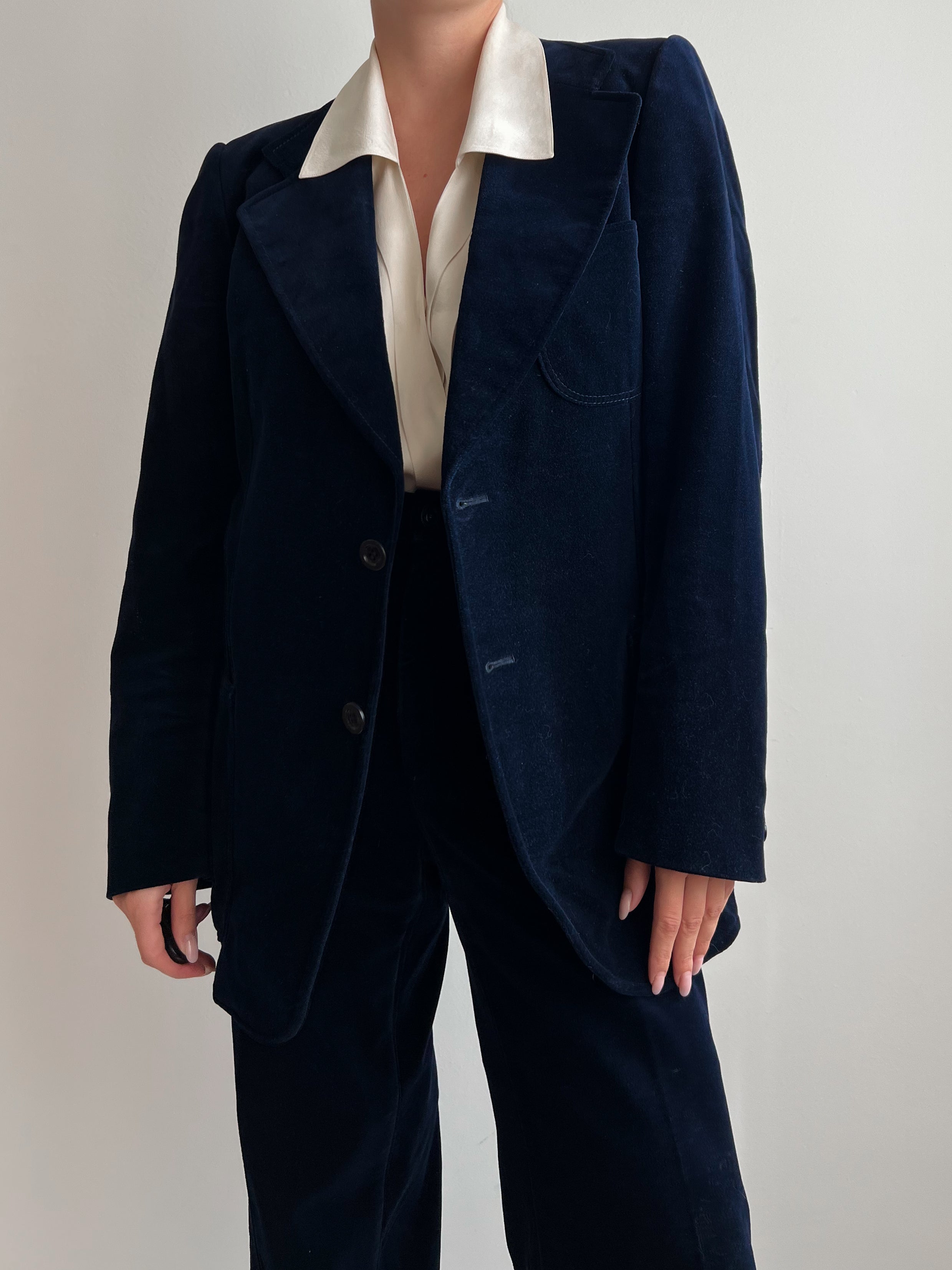 Scialle blu reale fatto a mano: elegante scialle da donna con frange Scialle blu reale fatto a mano: elegante scialle da donna con frange