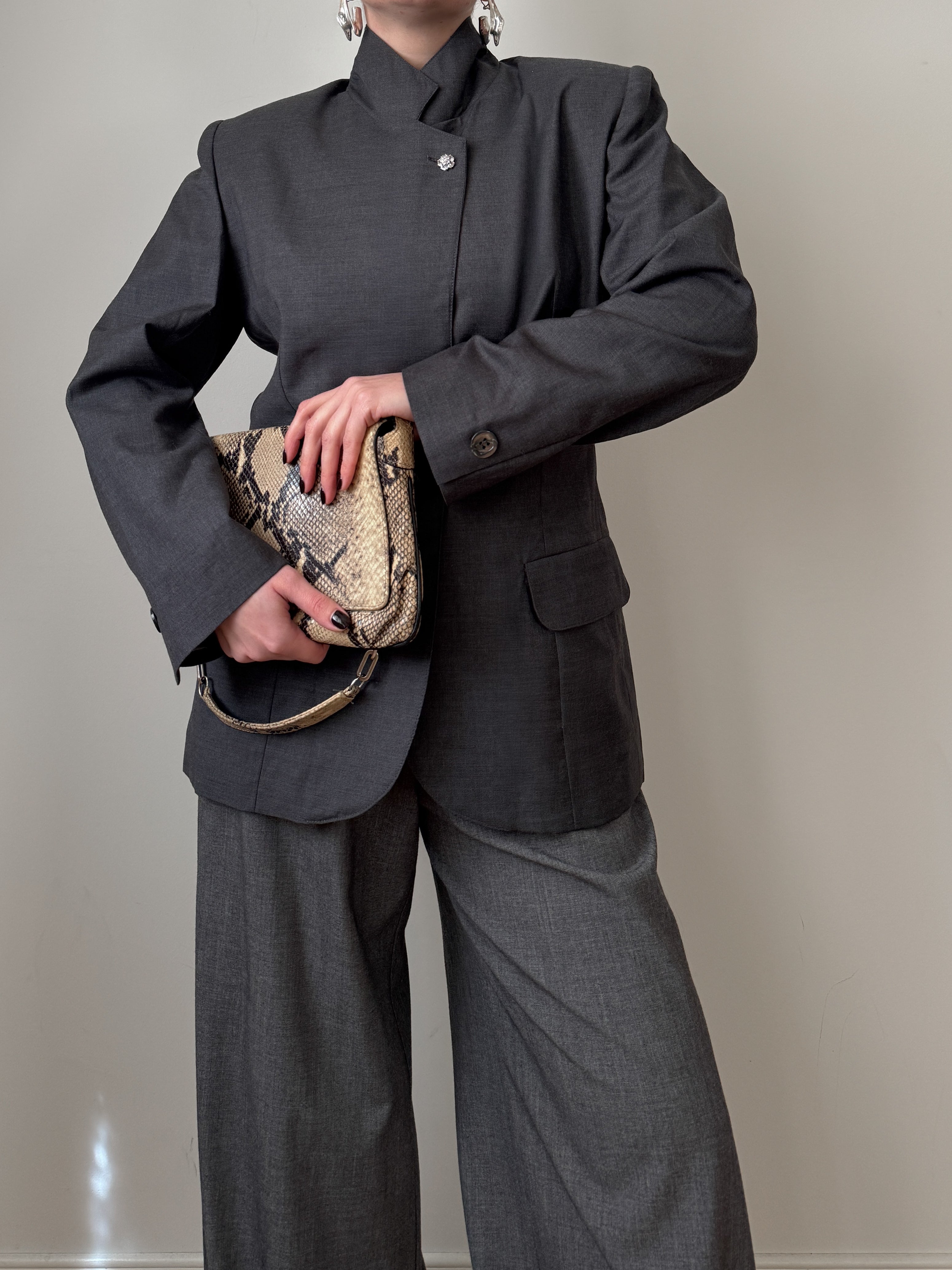 Blazer grigio in lana reworked con bottone gioiello