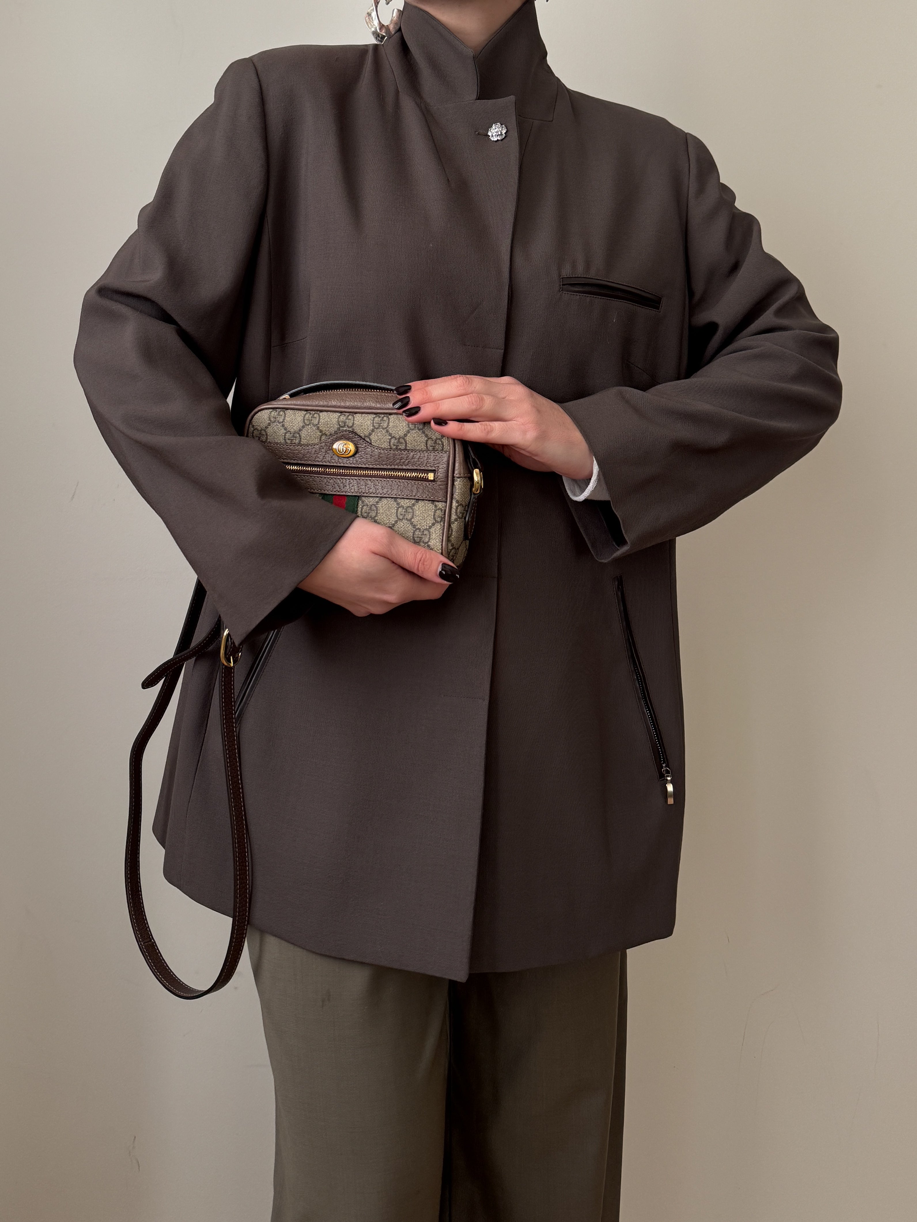 Blazer tortora in lana e viscosa reworked con bottone gioiello