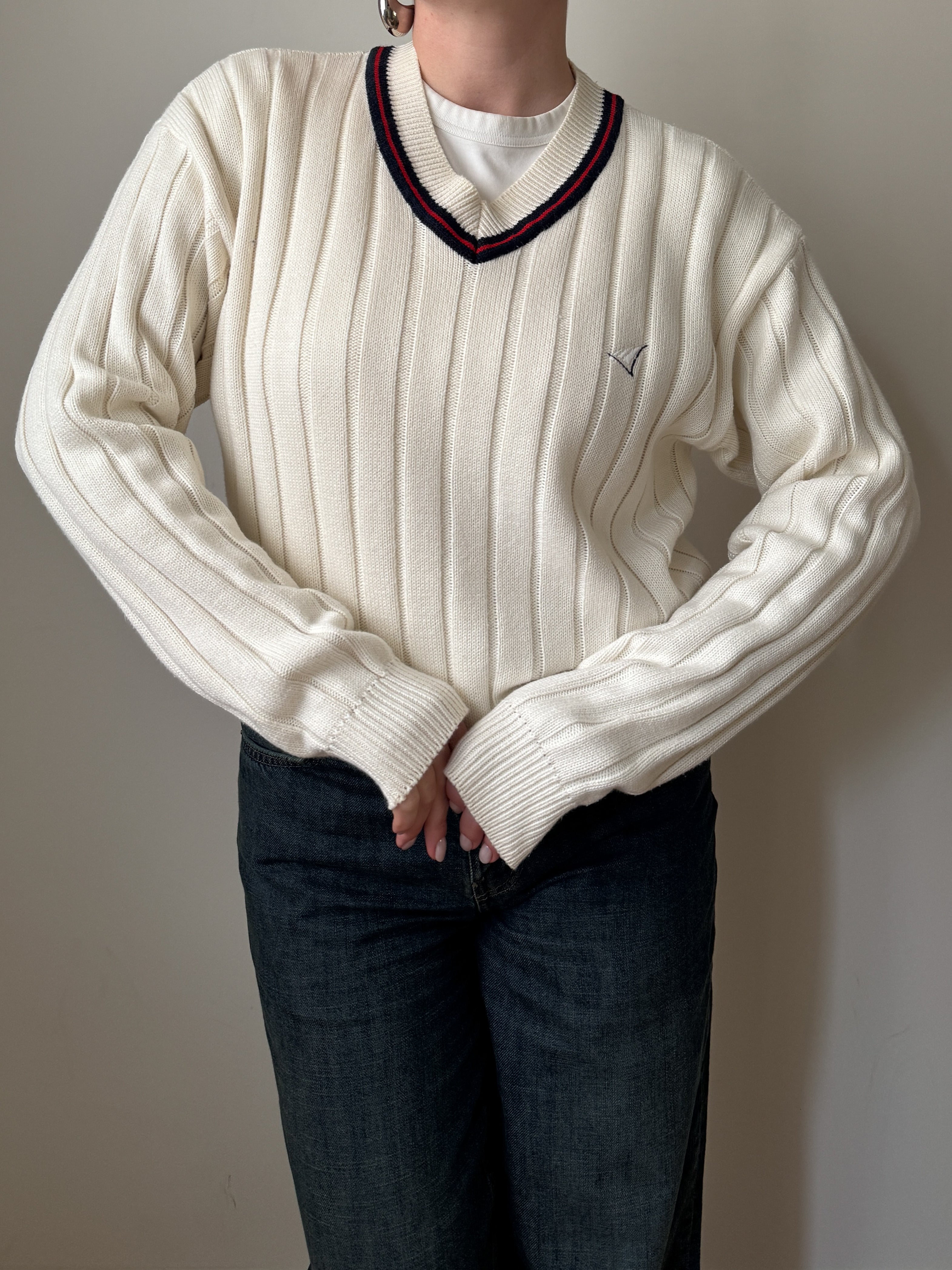 Maglione in puro cotone a coste con scollo a V