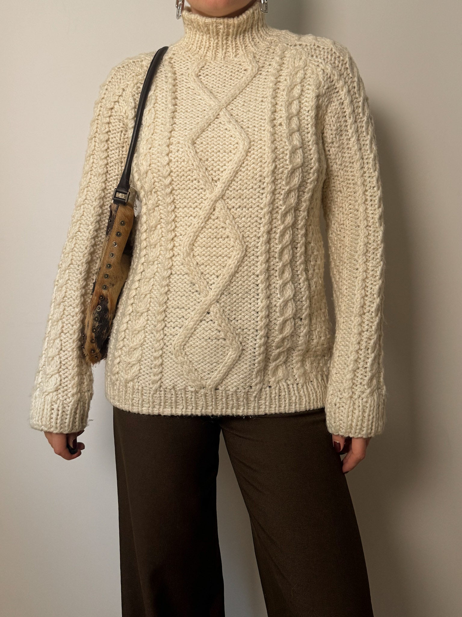 Pure wool embroidered ivory pull