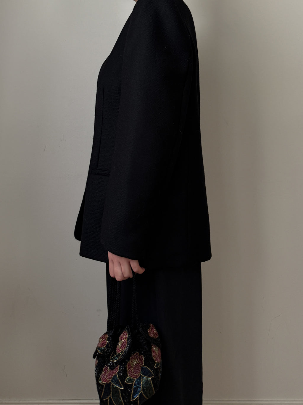 Blazer nero in lana vergine reworked con bottone gioiello