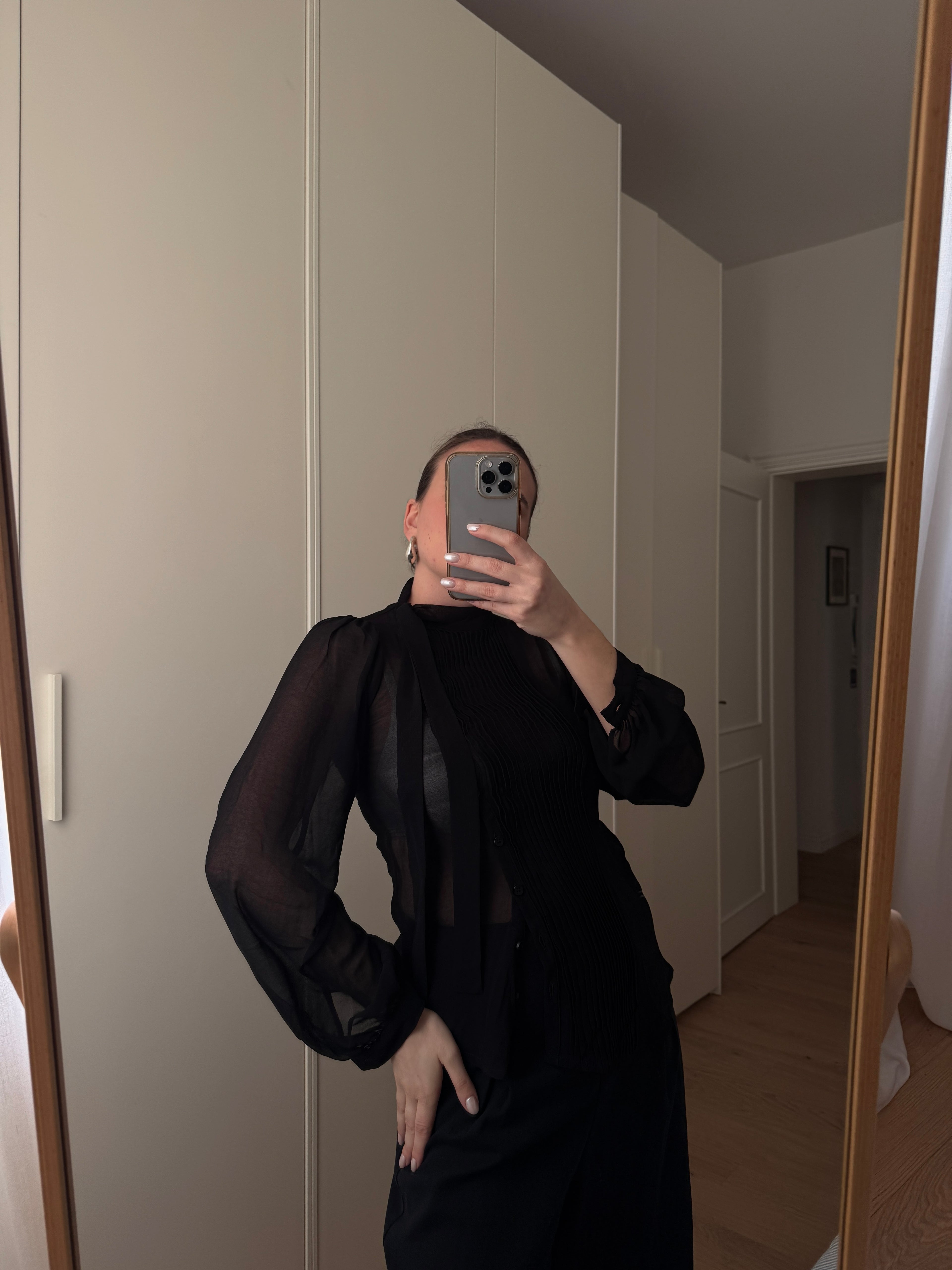 Blusa in pura seta nera con fiocco