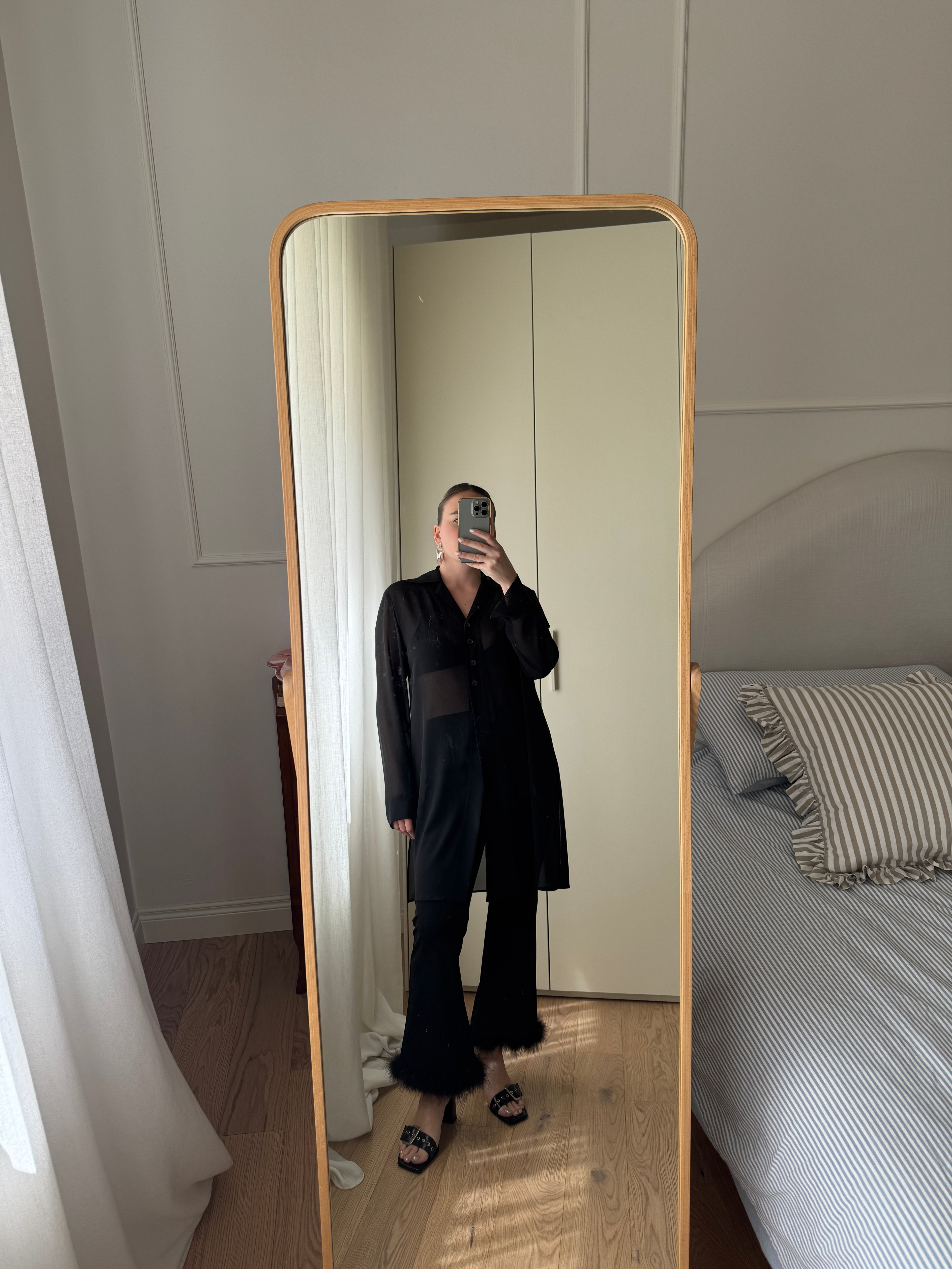 Maxi camicia nera in viscosa con spacchi