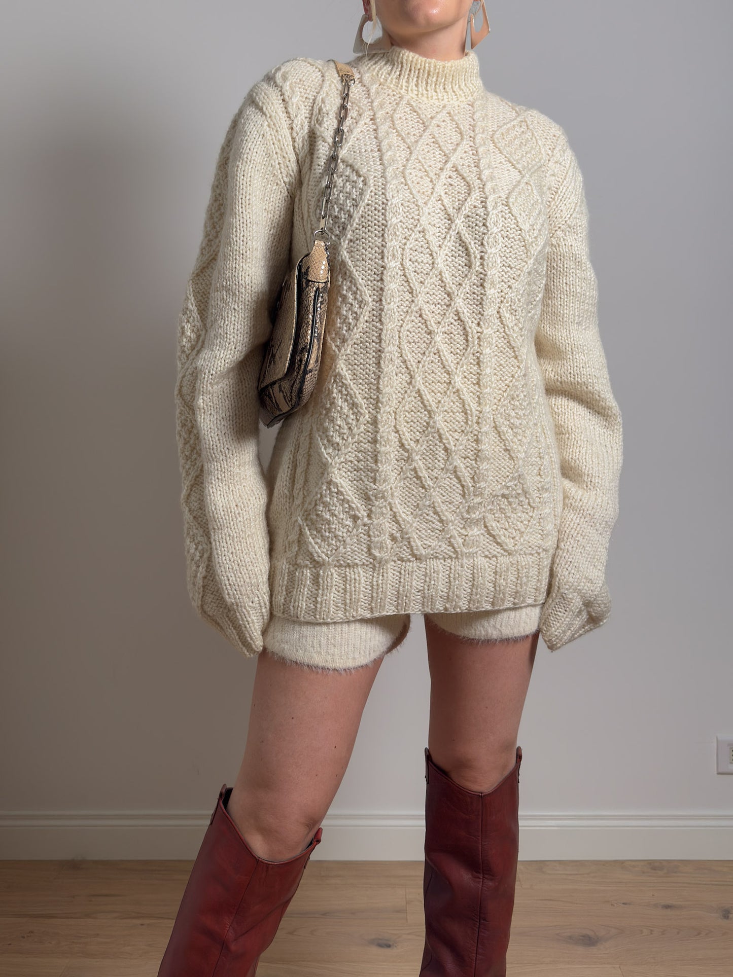 Pure wool embroidered ivory pull