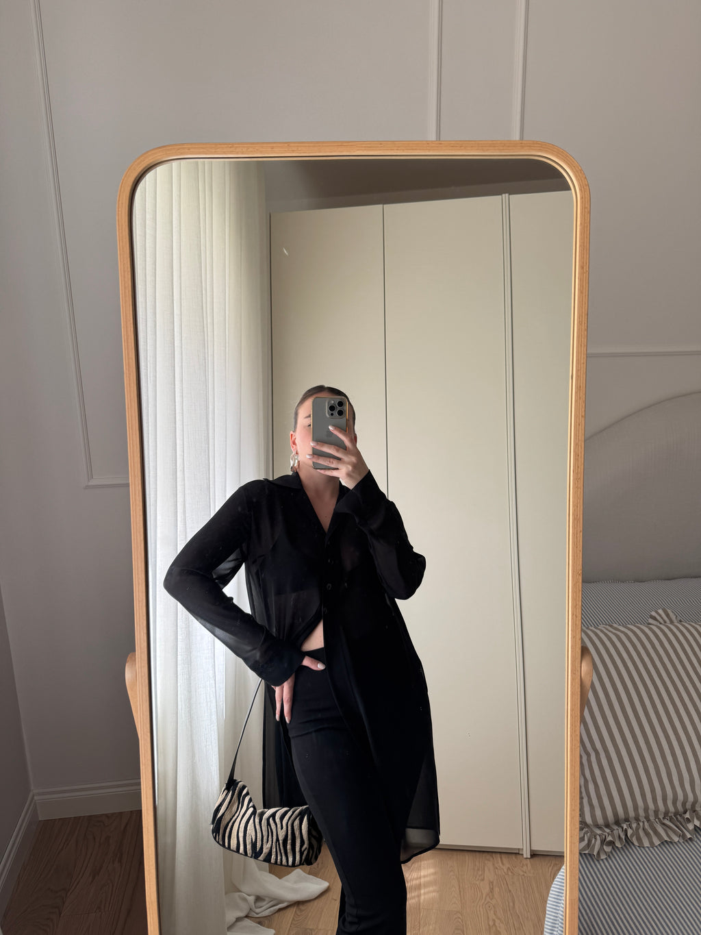 Maxi camicia nera in viscosa con spacchi