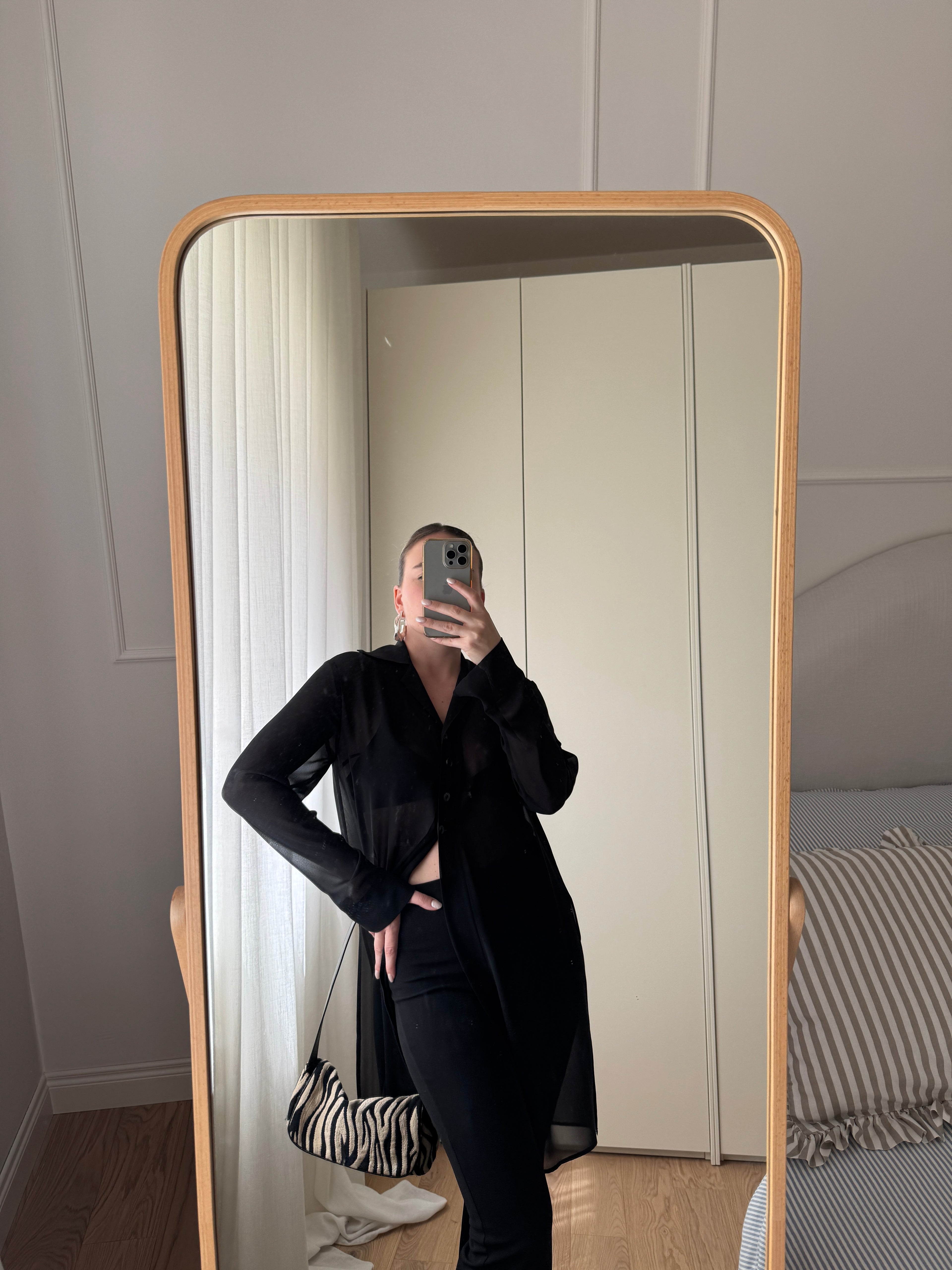 Maxi camicia nera in viscosa con spacchi