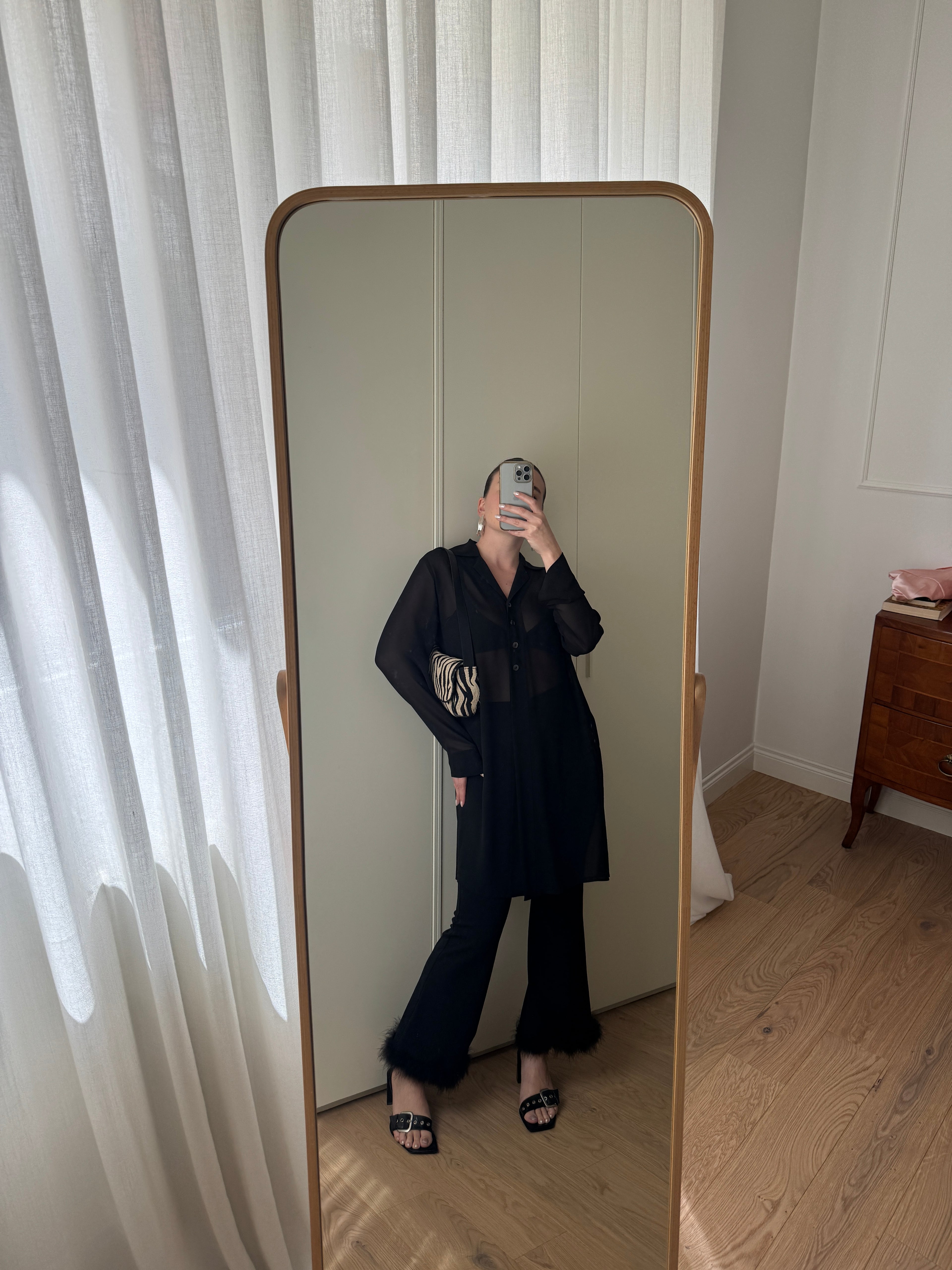 Maxi camicia nera in viscosa con spacchi