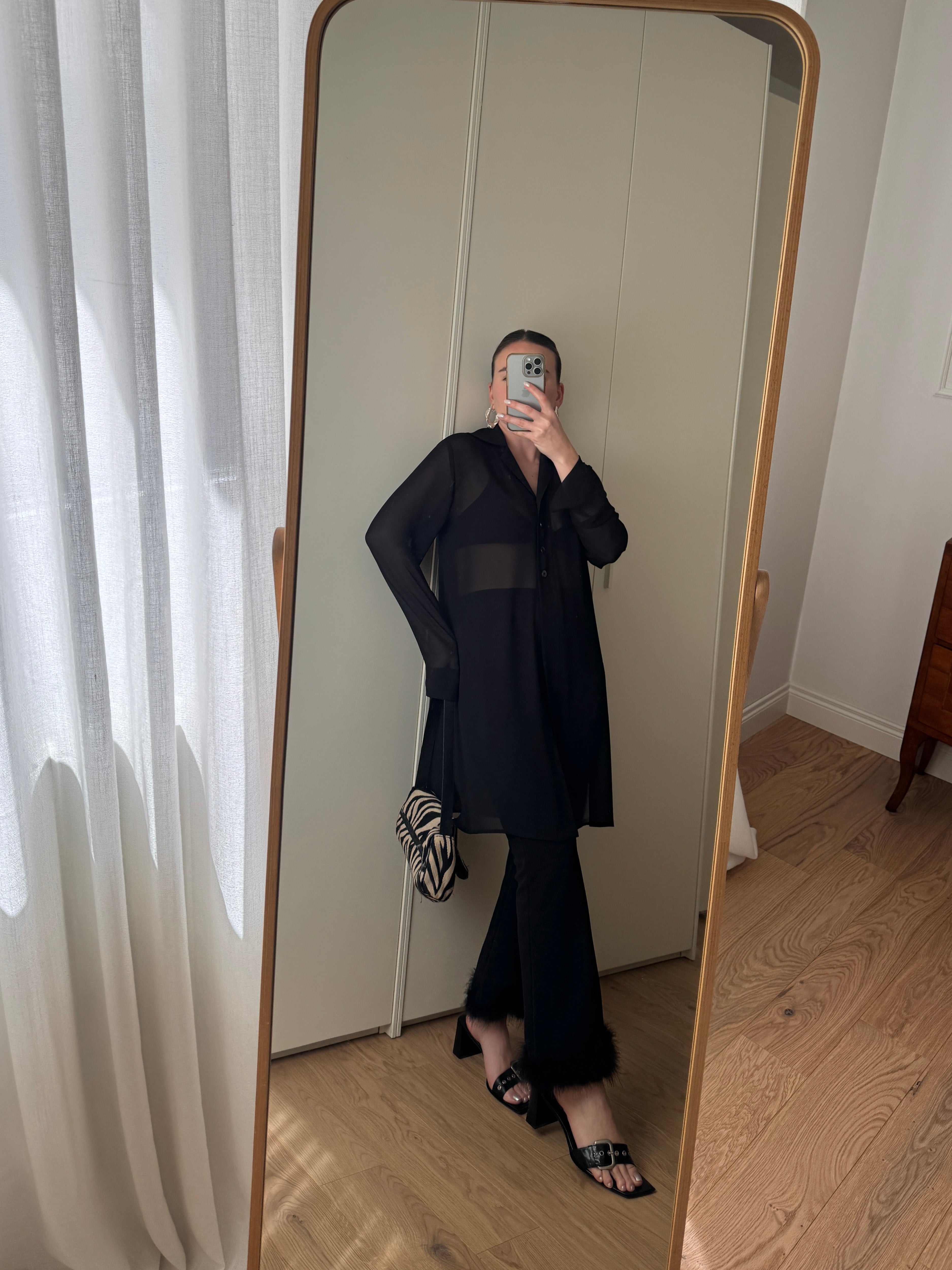 Maxi camicia nera in viscosa con spacchi