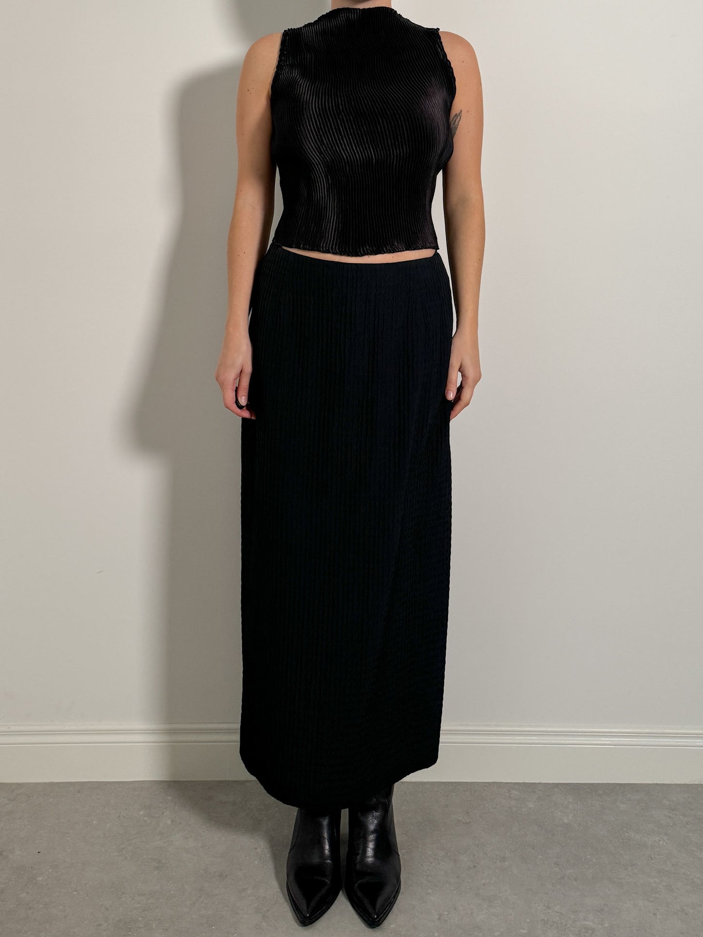 Viscose and virgin wool black skirt