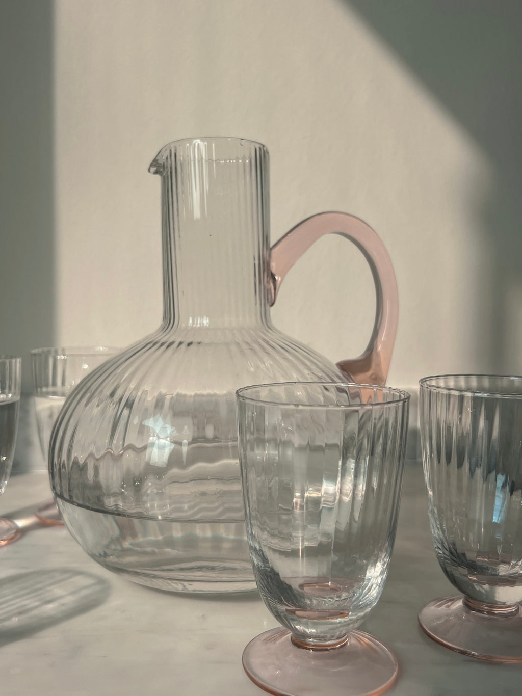 Bicchieri e caraffa in vetro costolato