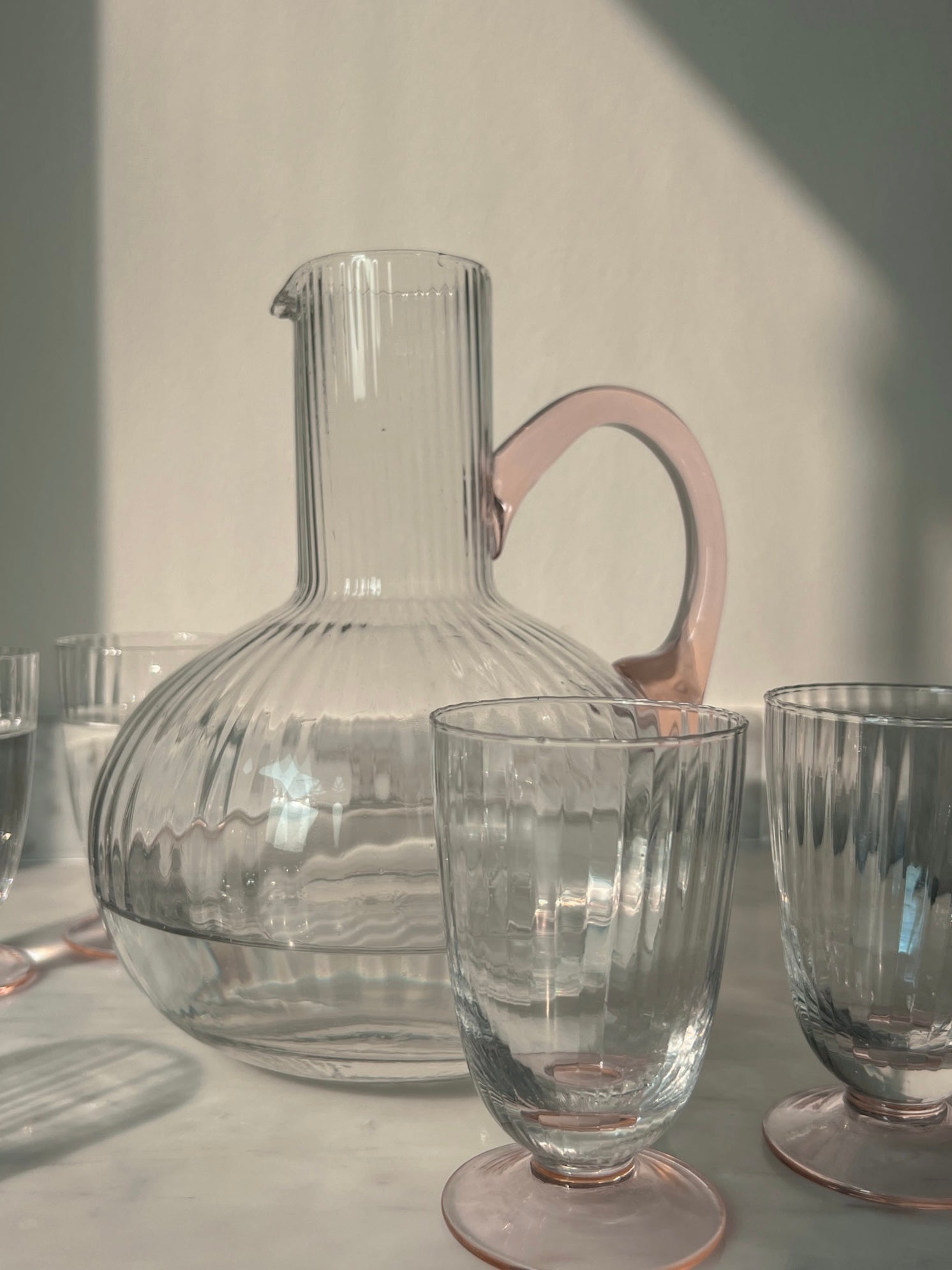 Bicchieri e caraffa in vetro costolato