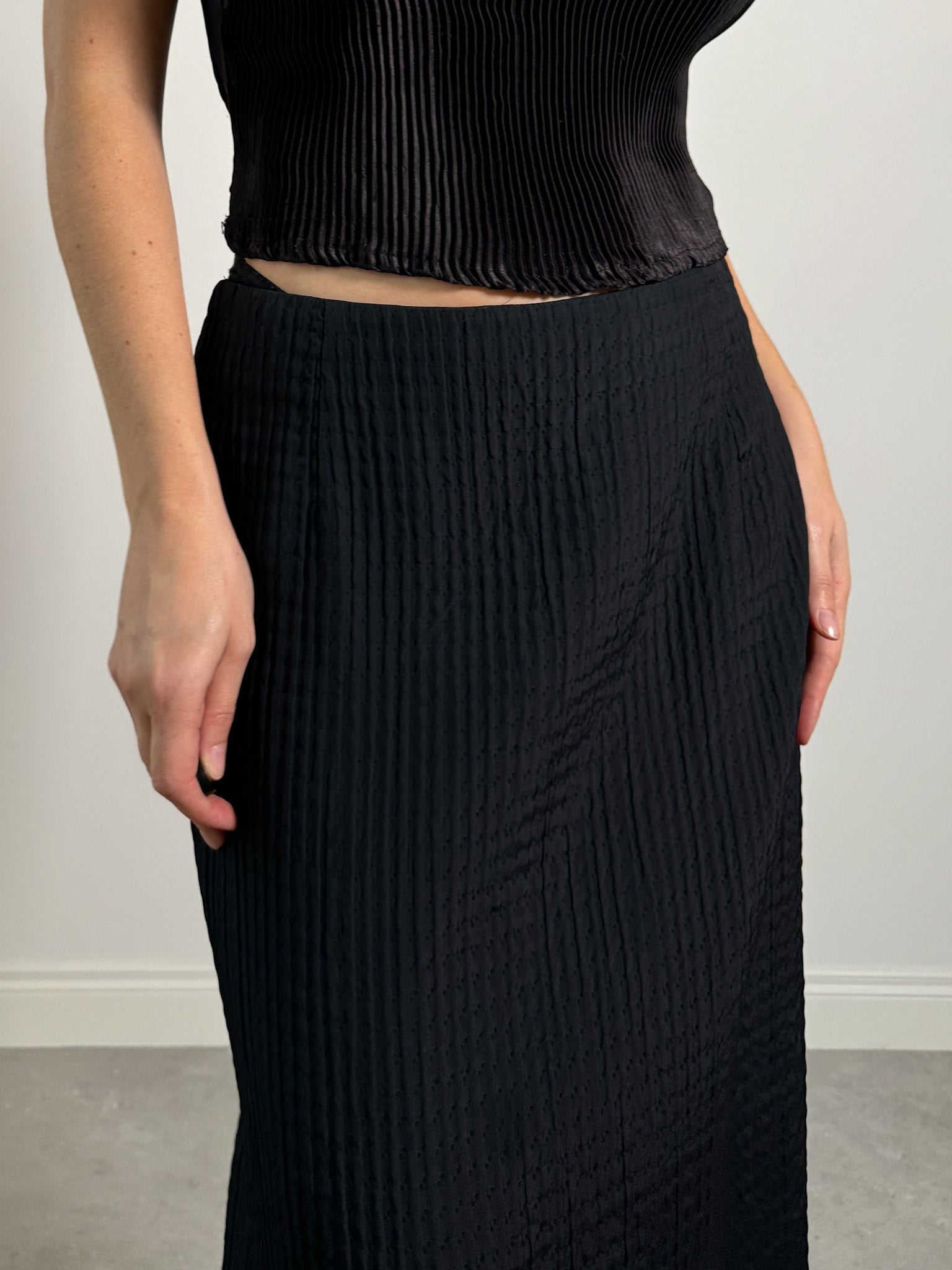 Viscose and virgin wool black skirt