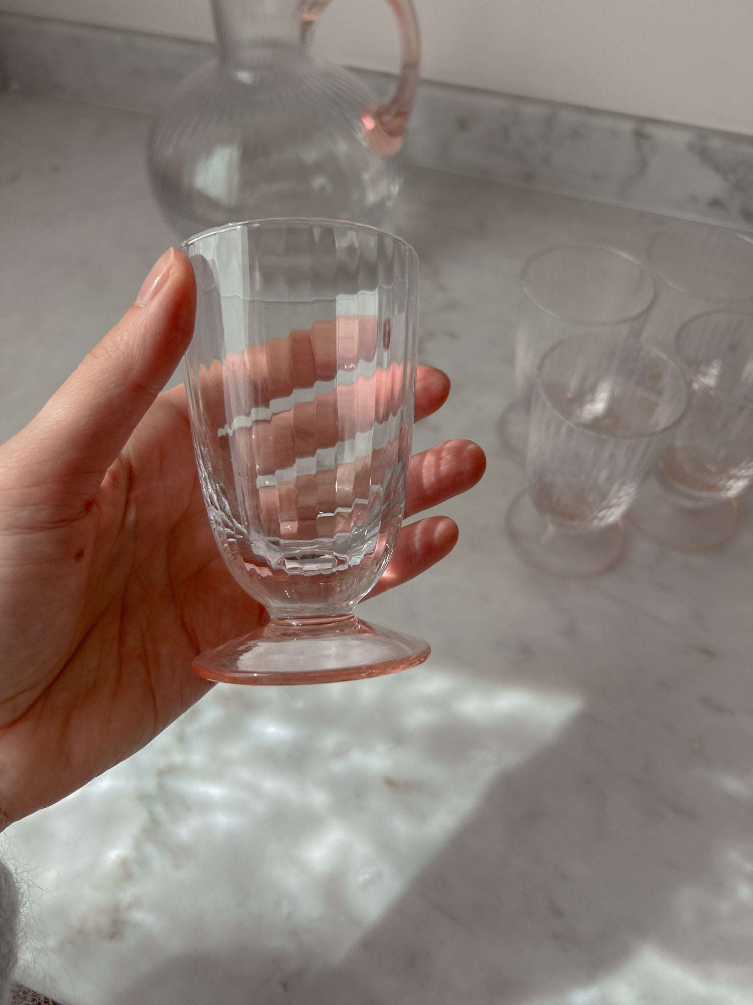 Bicchieri e caraffa in vetro costolato