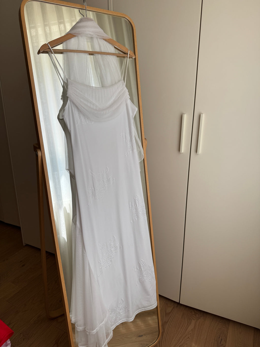 Abito bianco con stola in tulle
