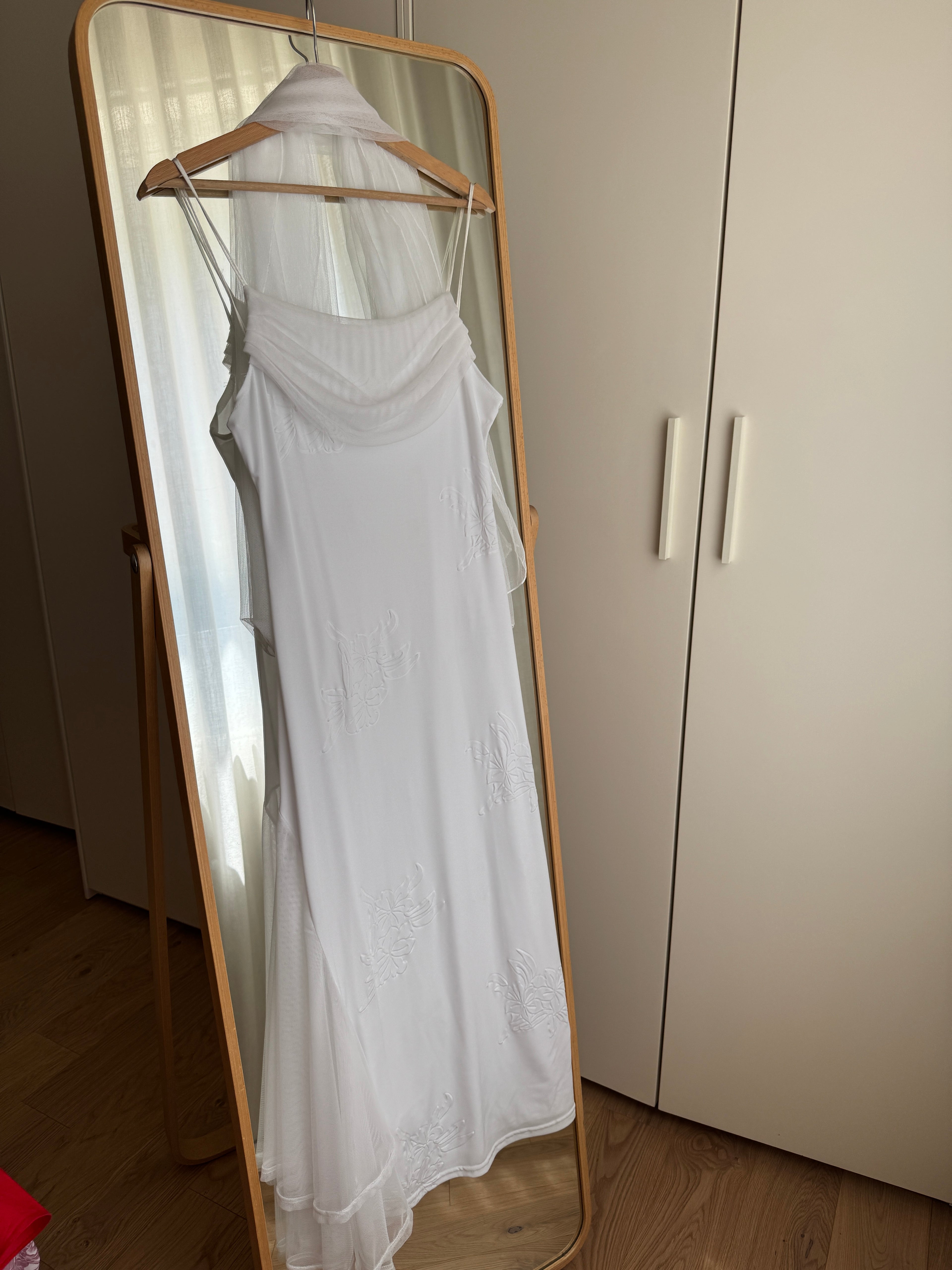 Abito bianco con stola in tulle