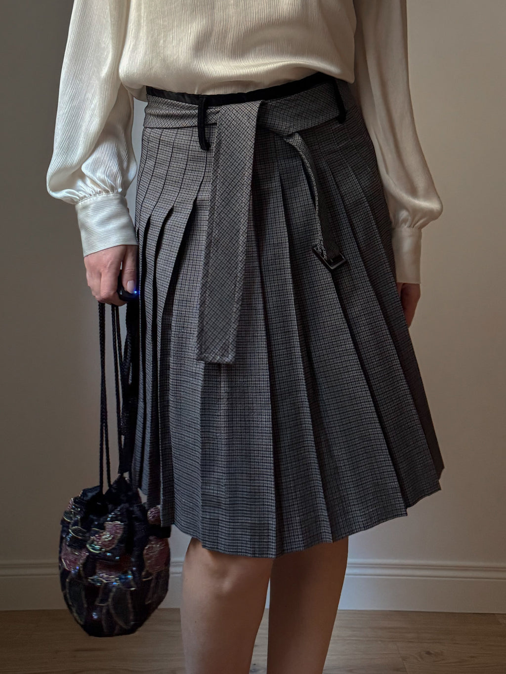 Viscose and velvet pleated grey skirt