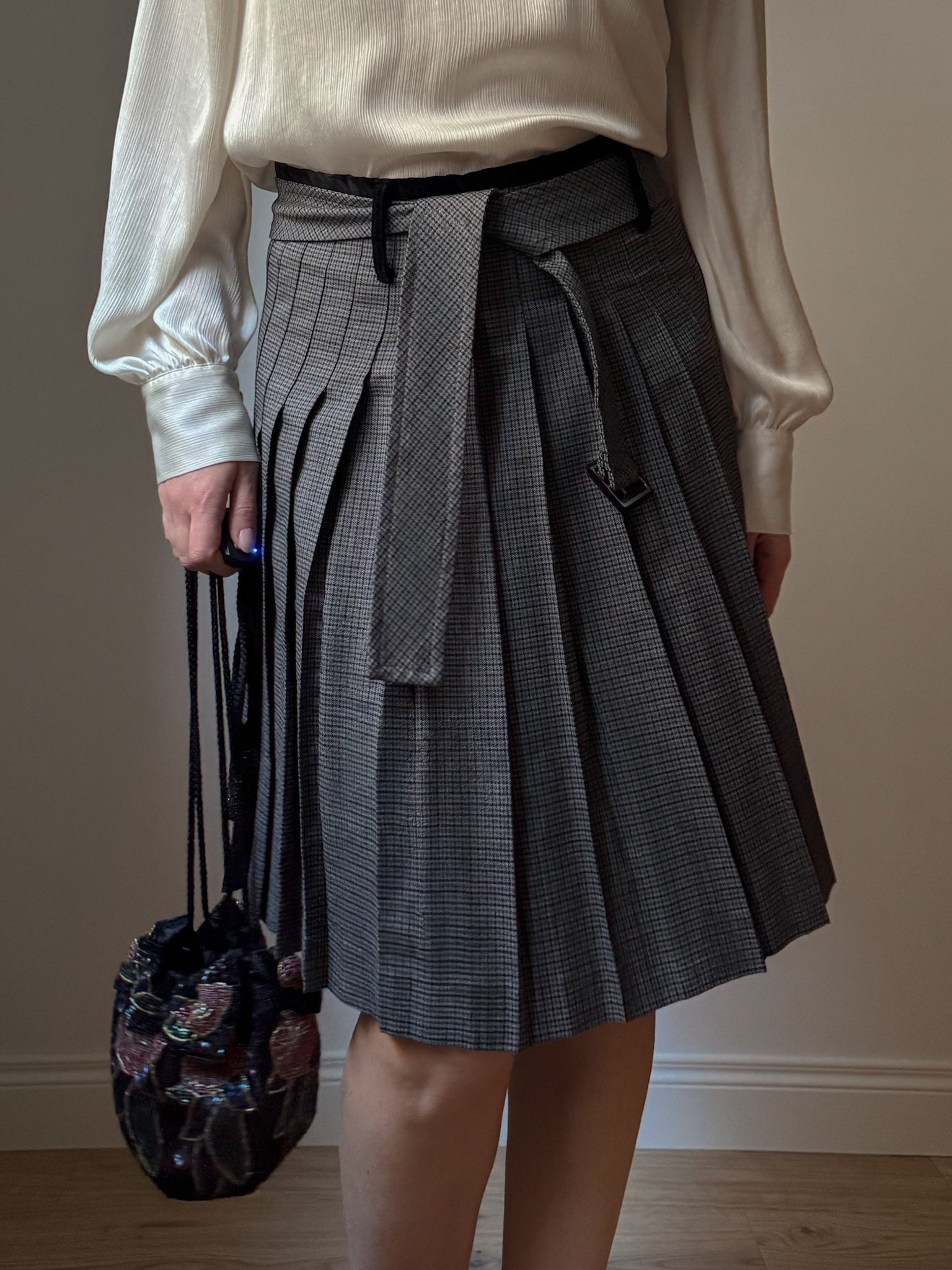 Viscose and velvet pleated grey skirt