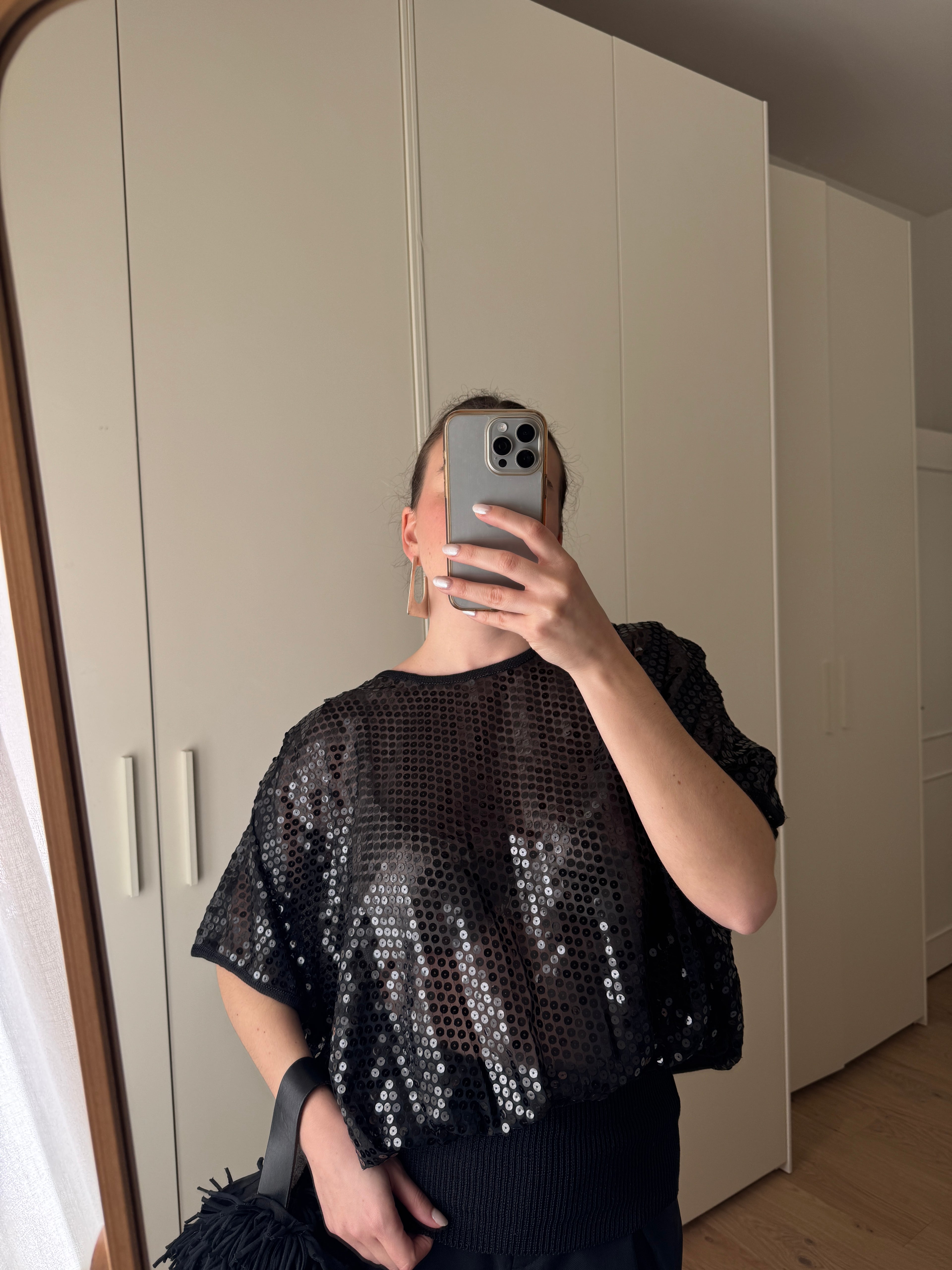 Top mesh nero con paillettes