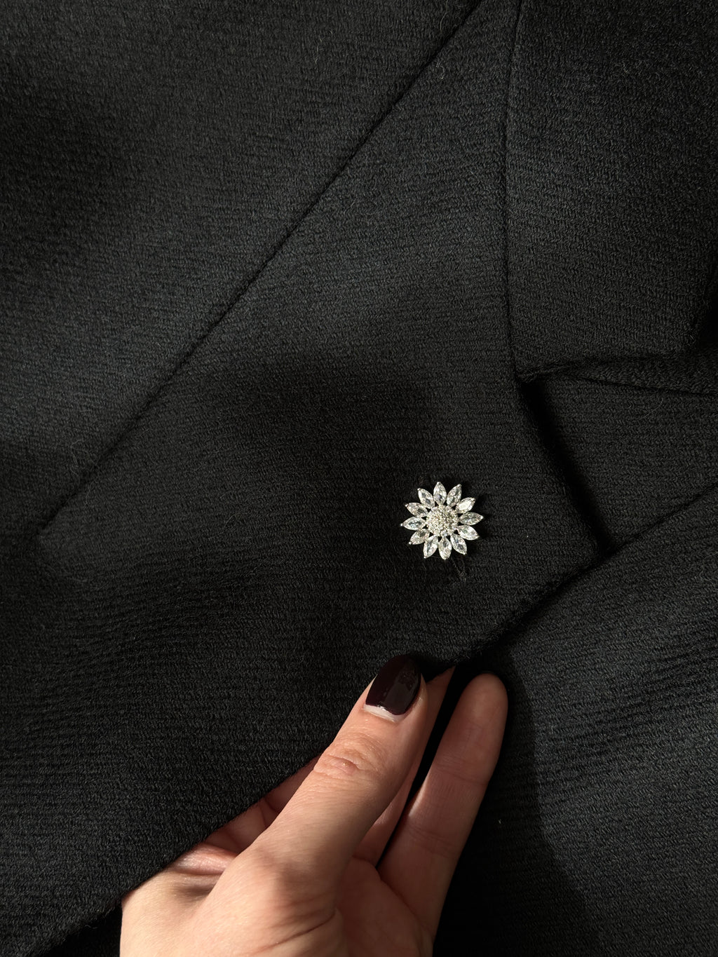 Blazer nero in lana vergine reworked con bottone gioiello