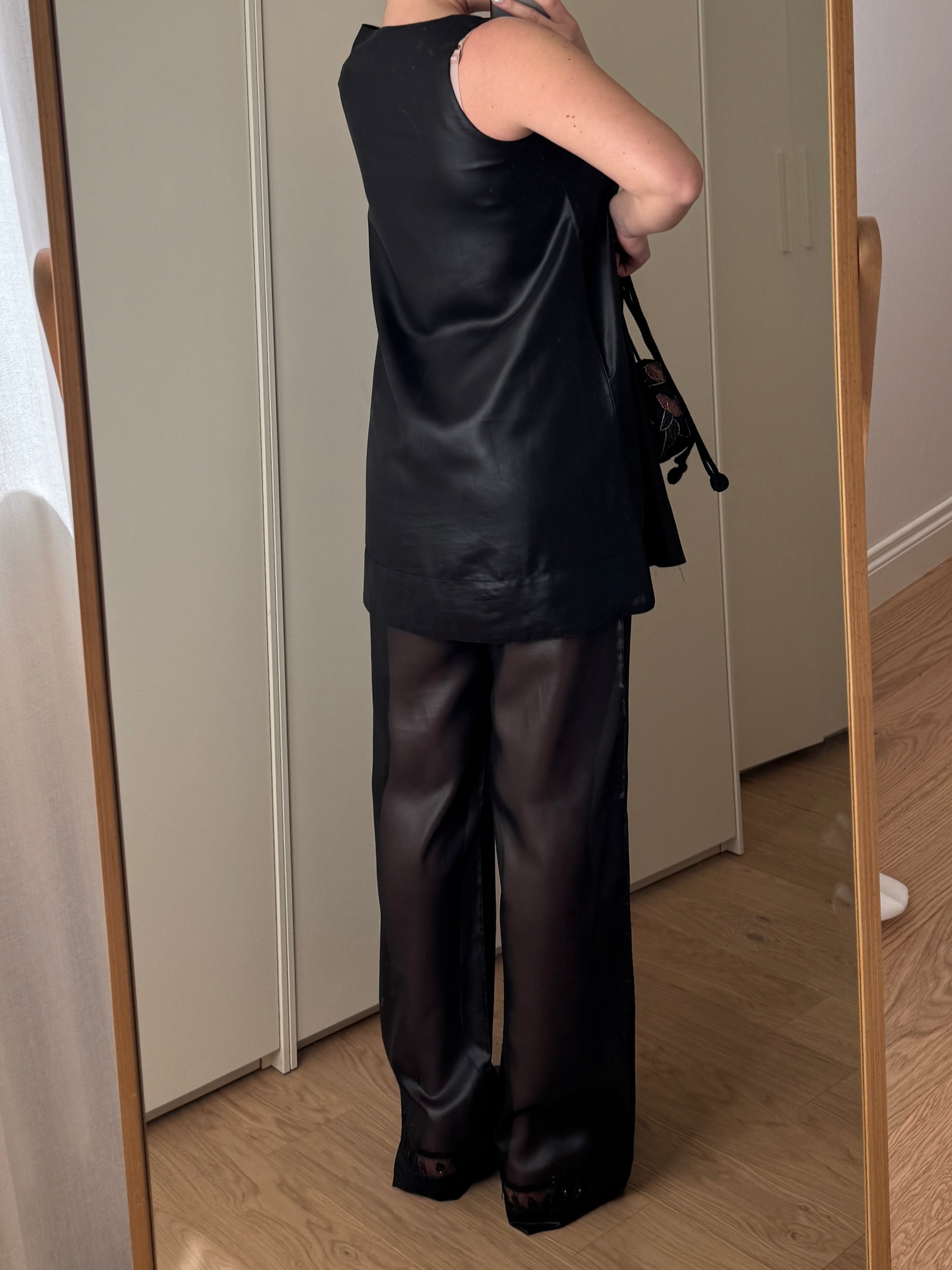 Completo leggero con pantalone trasparente e canotta lunga