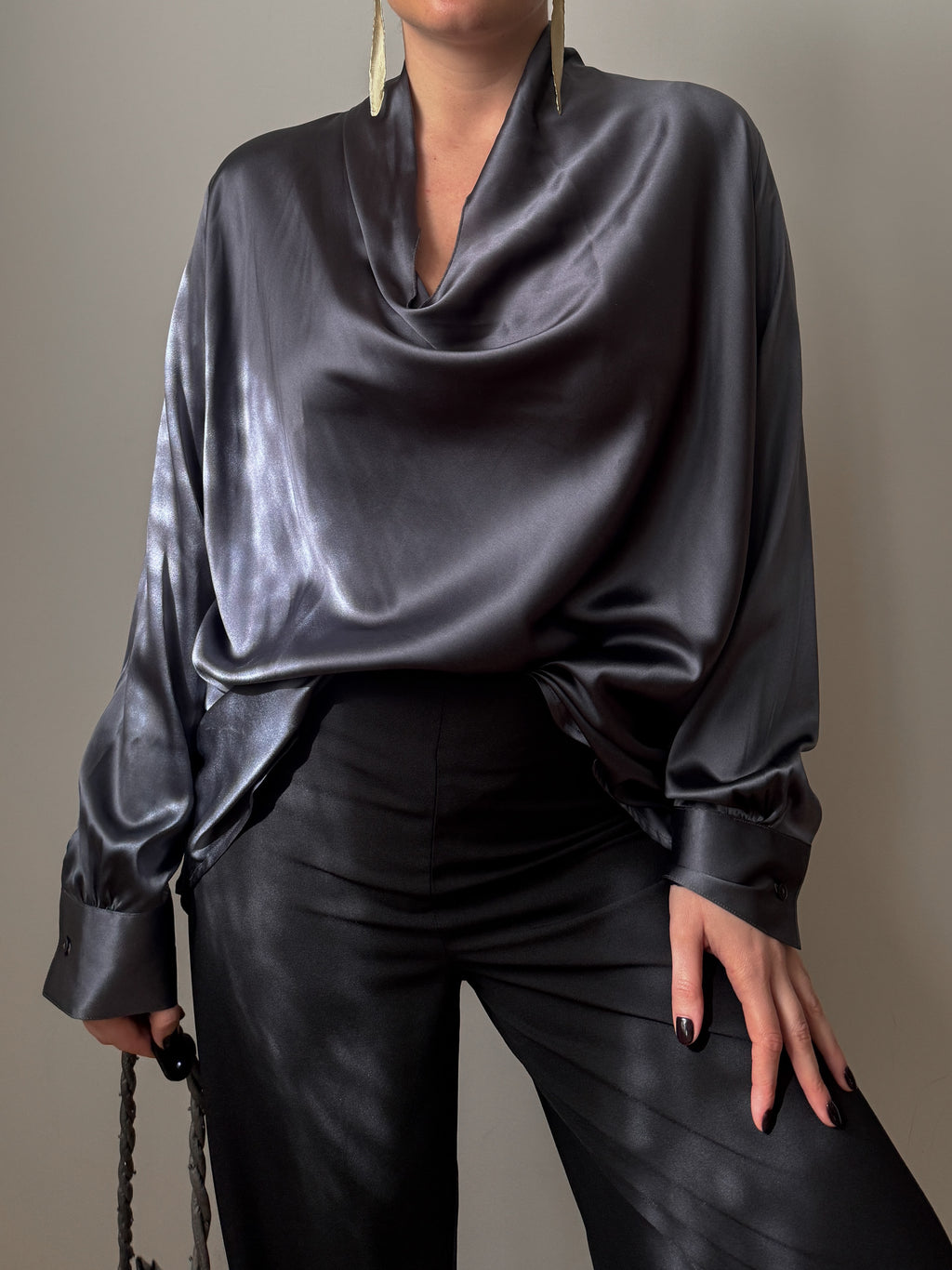 Blusa in pura seta grigio antracite con scollo a cascata