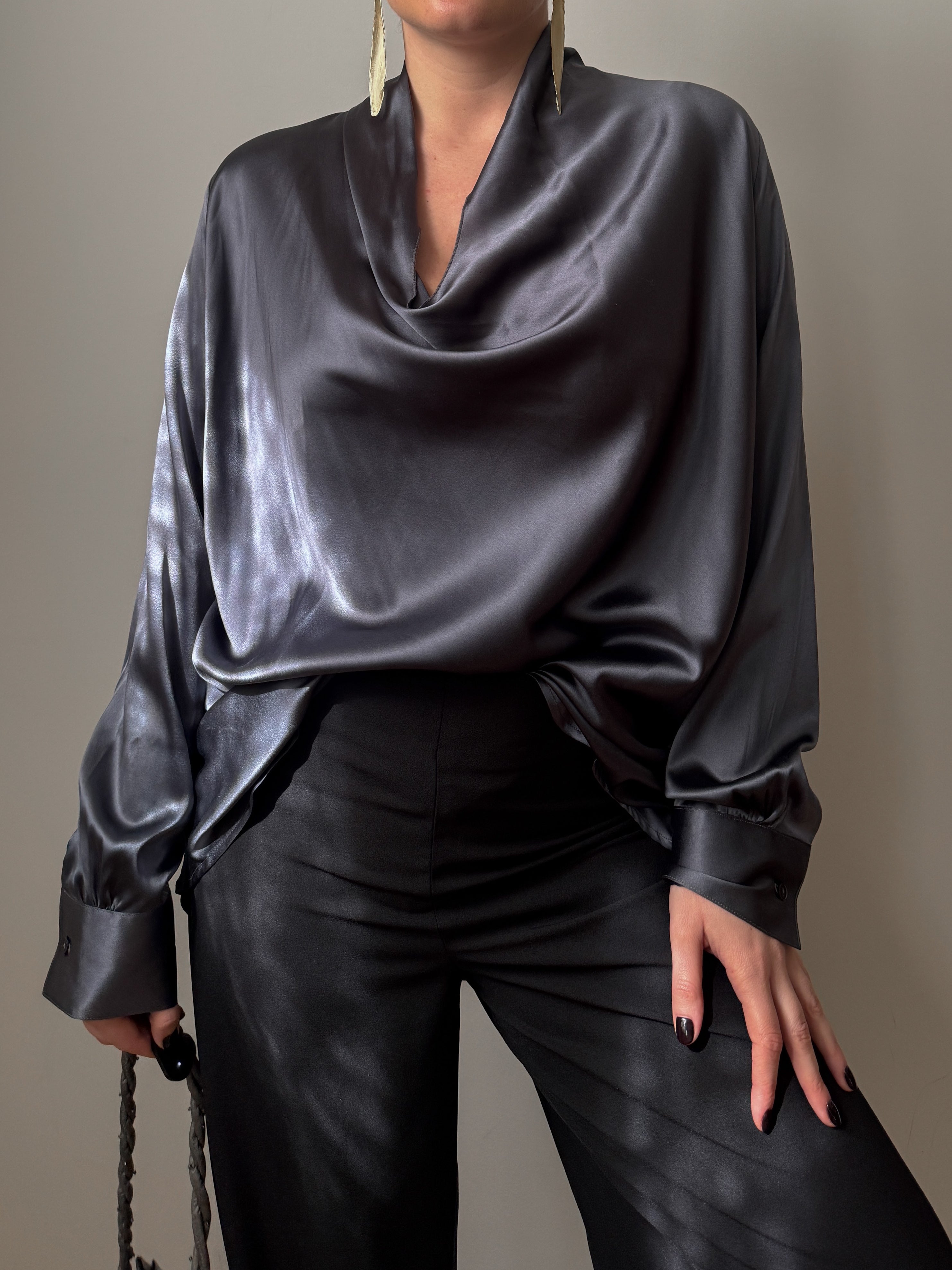 Blusa in pura seta grigio antracite con scollo a cascata