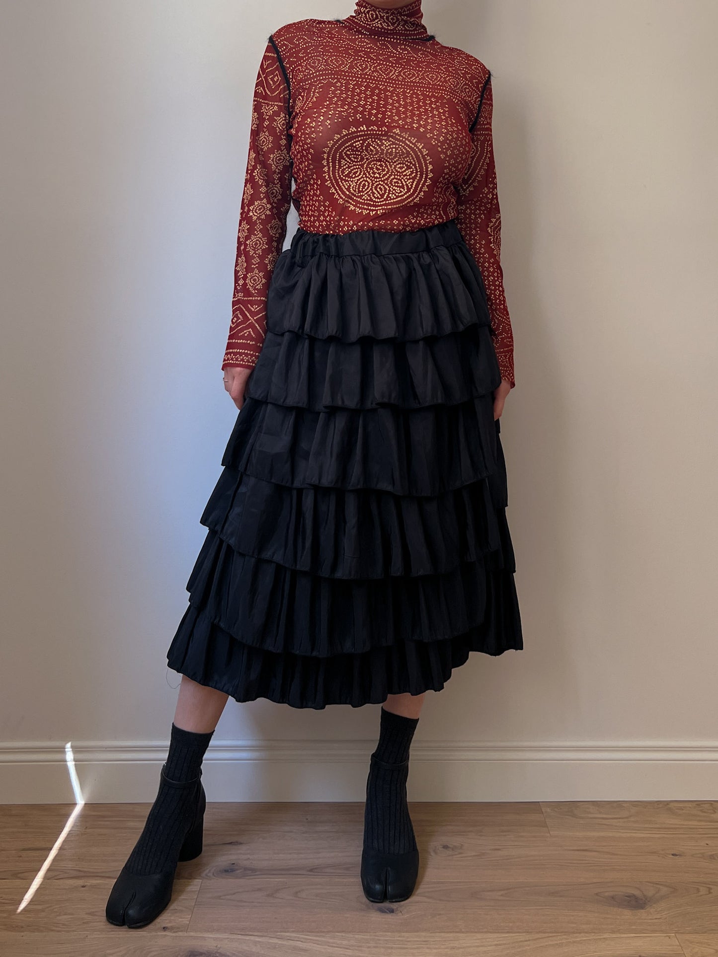 Flounced black skirt