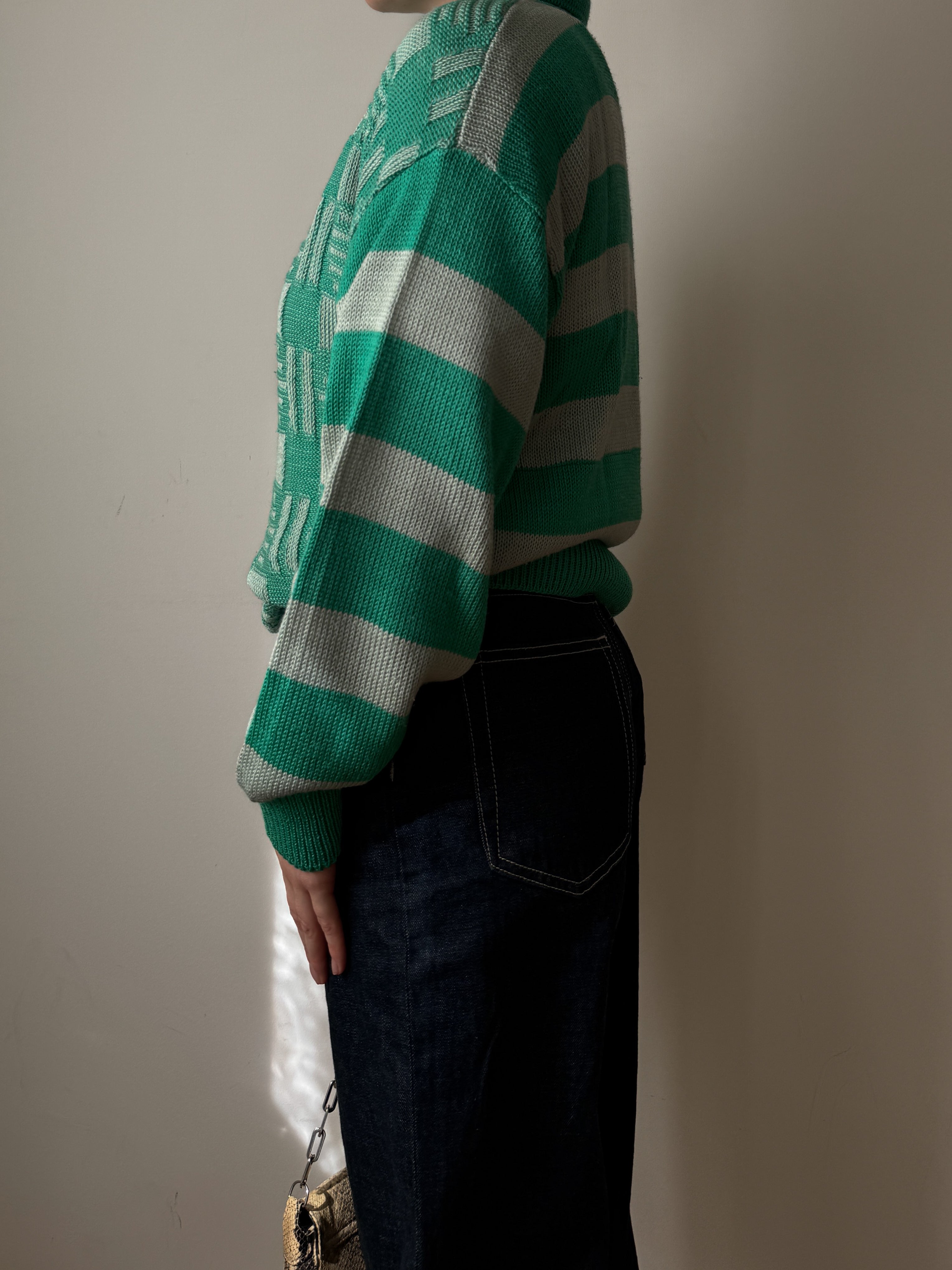 Cotton and viscose green pull