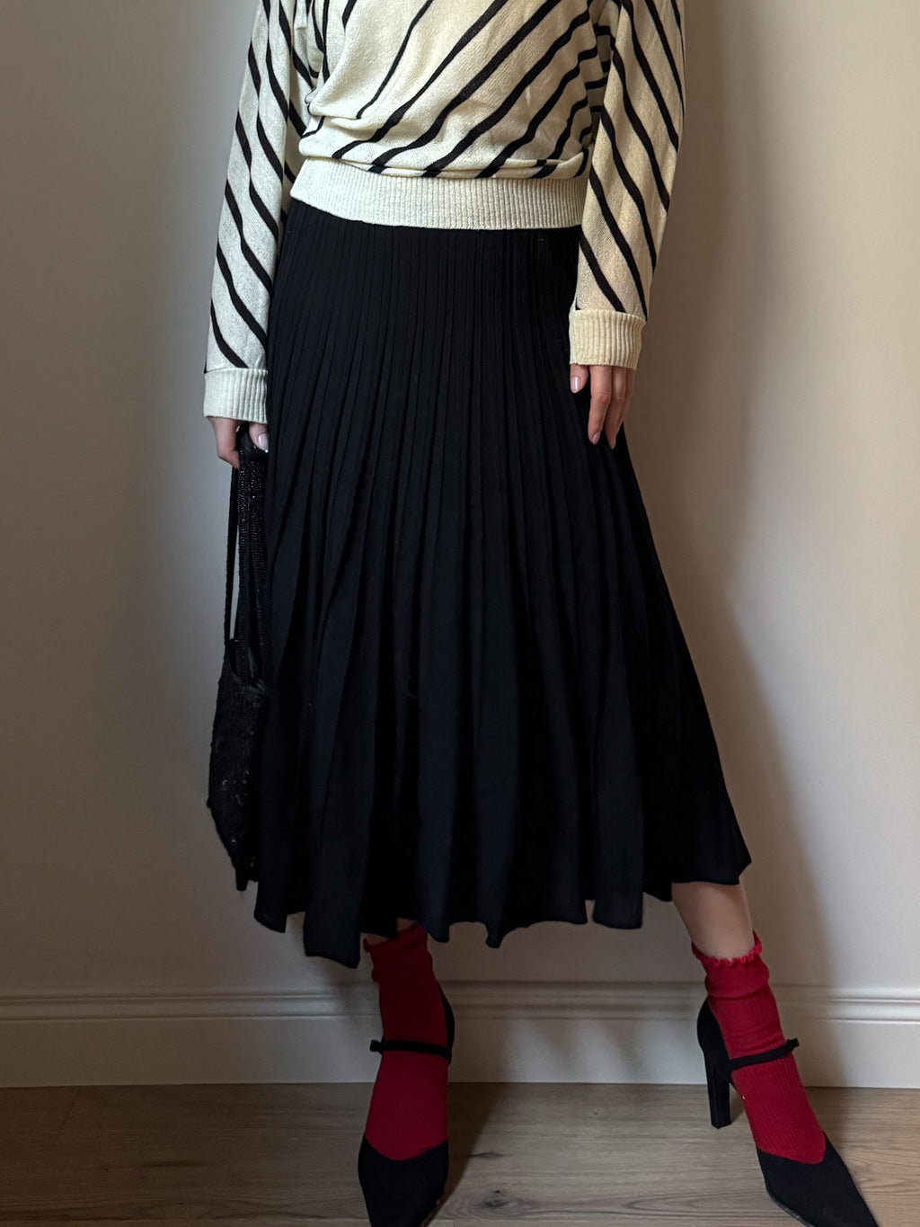 Virgin wool pleated black skirt