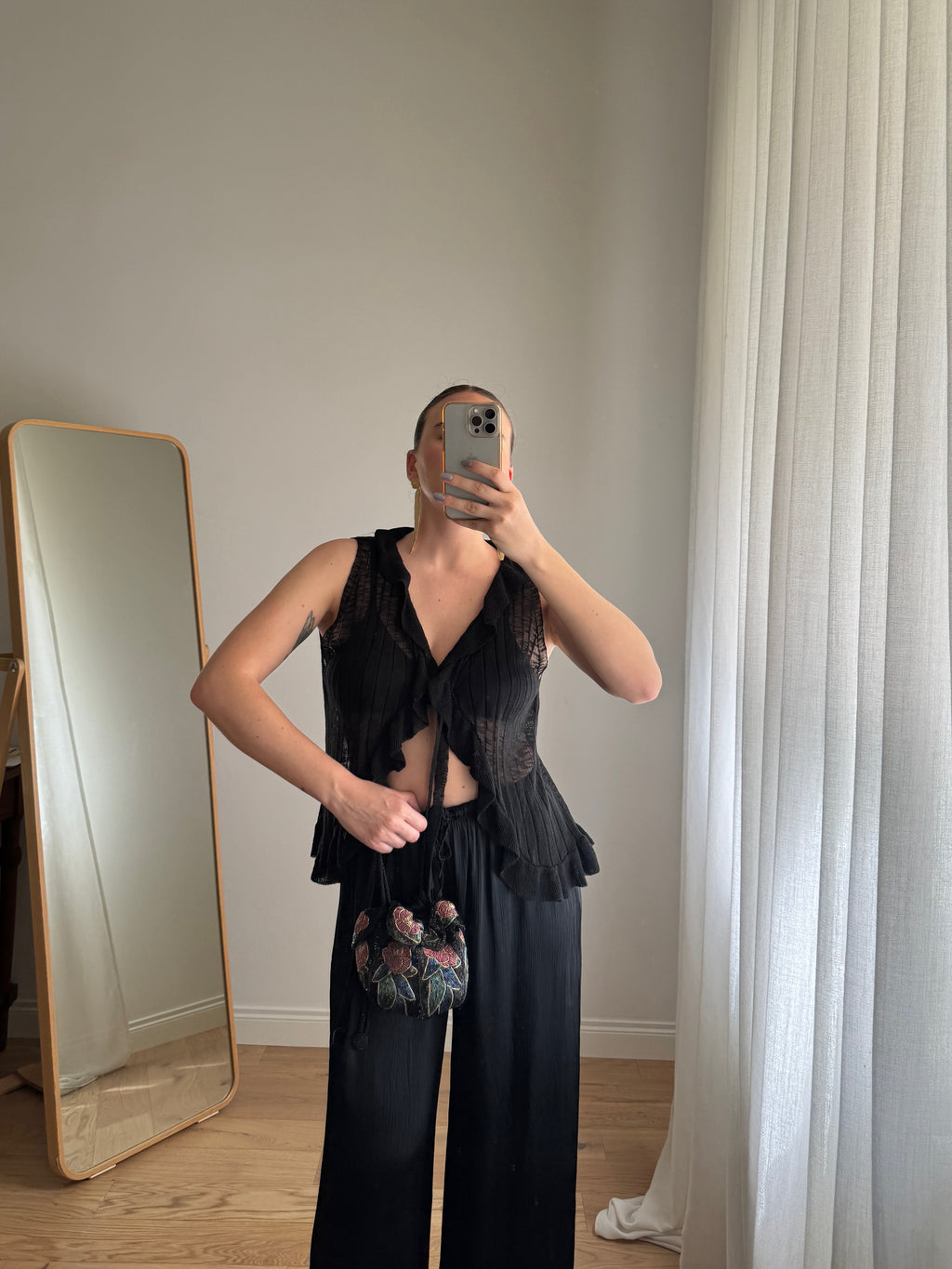 Top in viscosa con laccetto - Nero