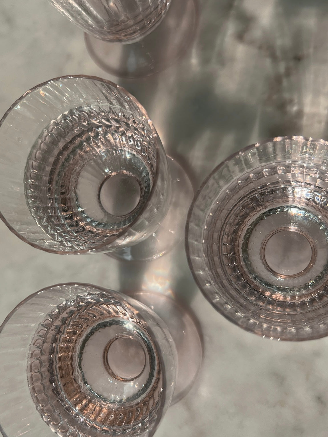 Bicchieri e caraffa in vetro costolato