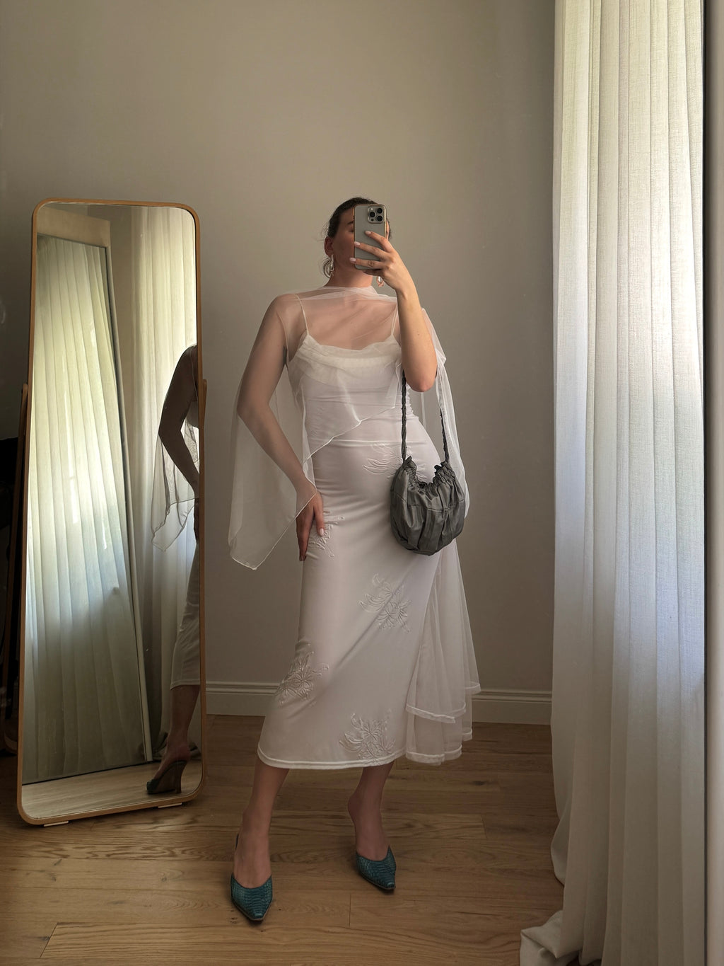 Abito bianco con stola in tulle