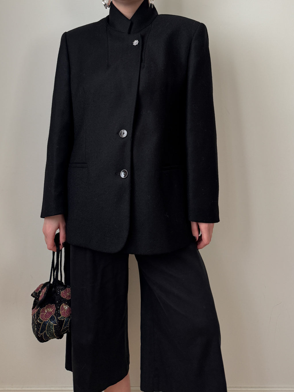 Blazer nero in lana vergine reworked con bottone gioiello