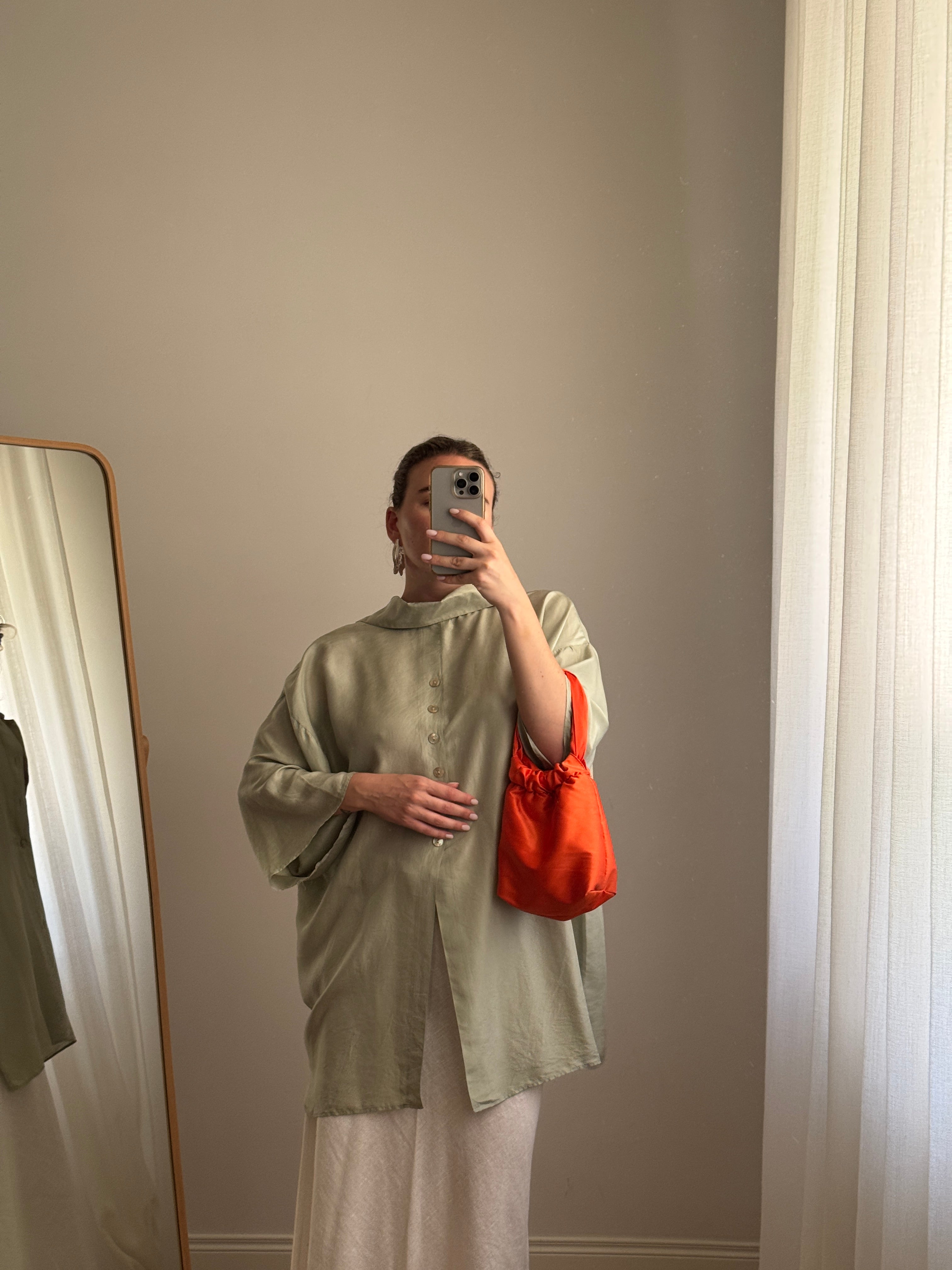 Blusa in pura seta color salvia