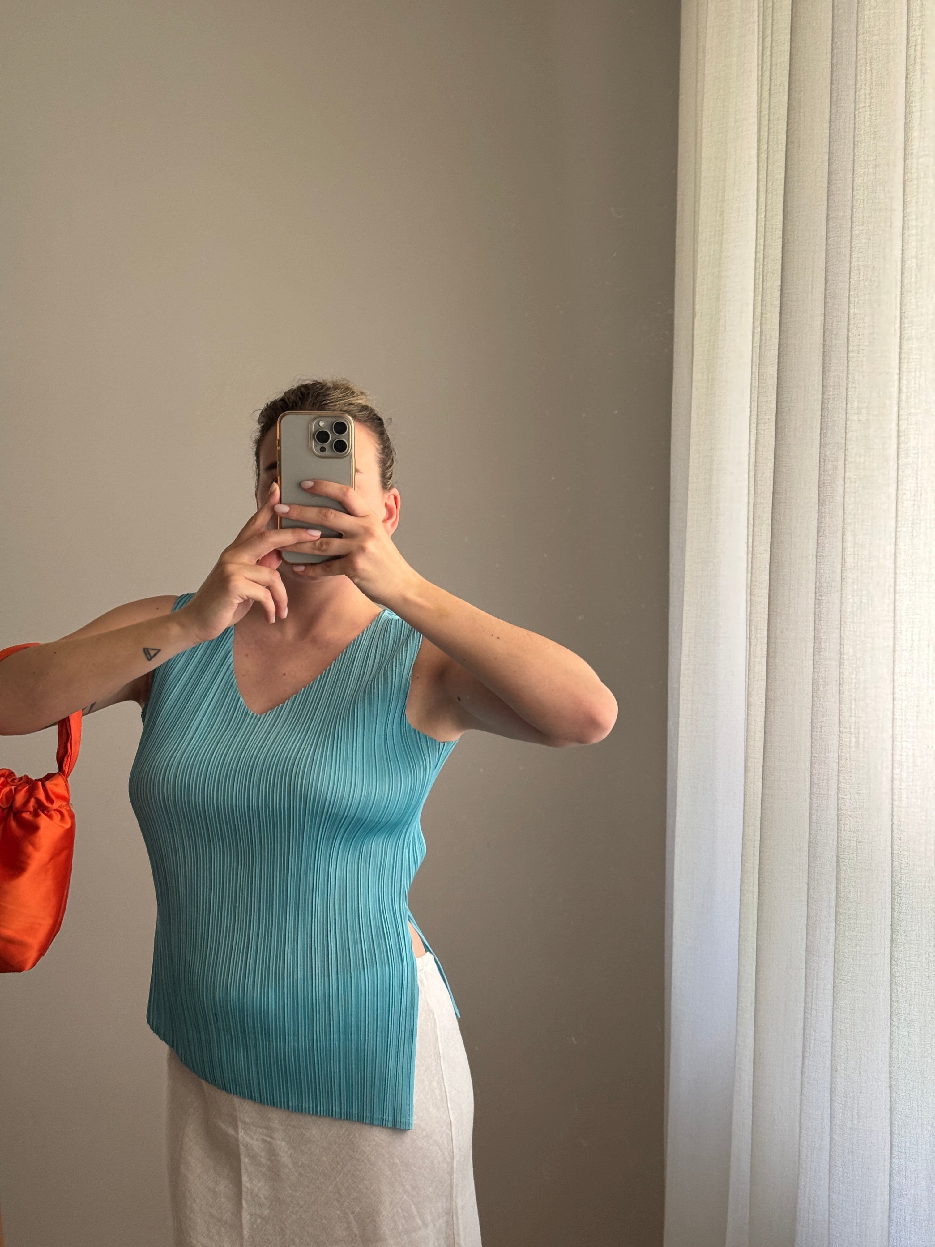 Top plissettato asimmetrico azzurro