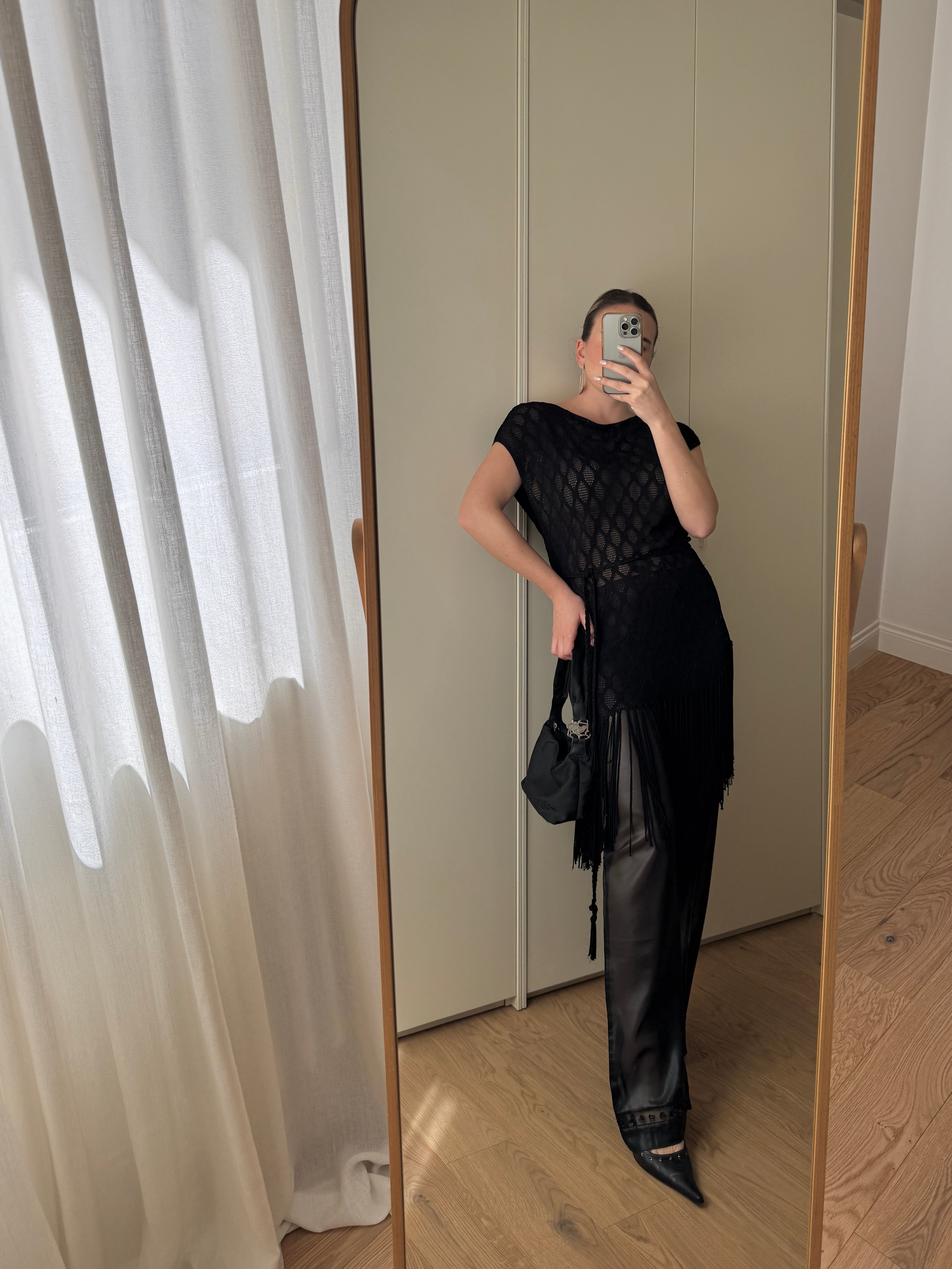 Top nero lungo con frange e cintura