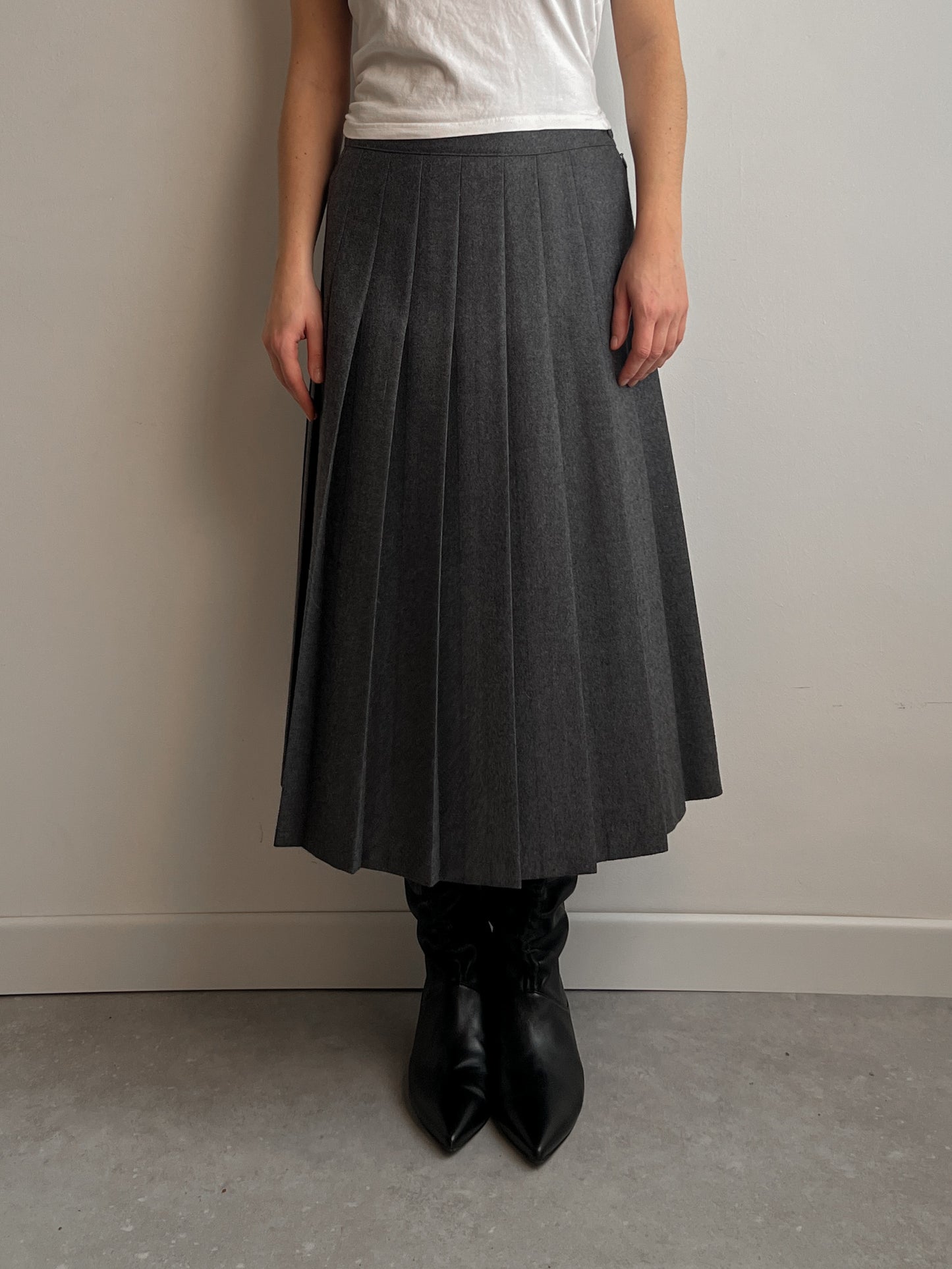 Pure virgine wool pleated grey skirt