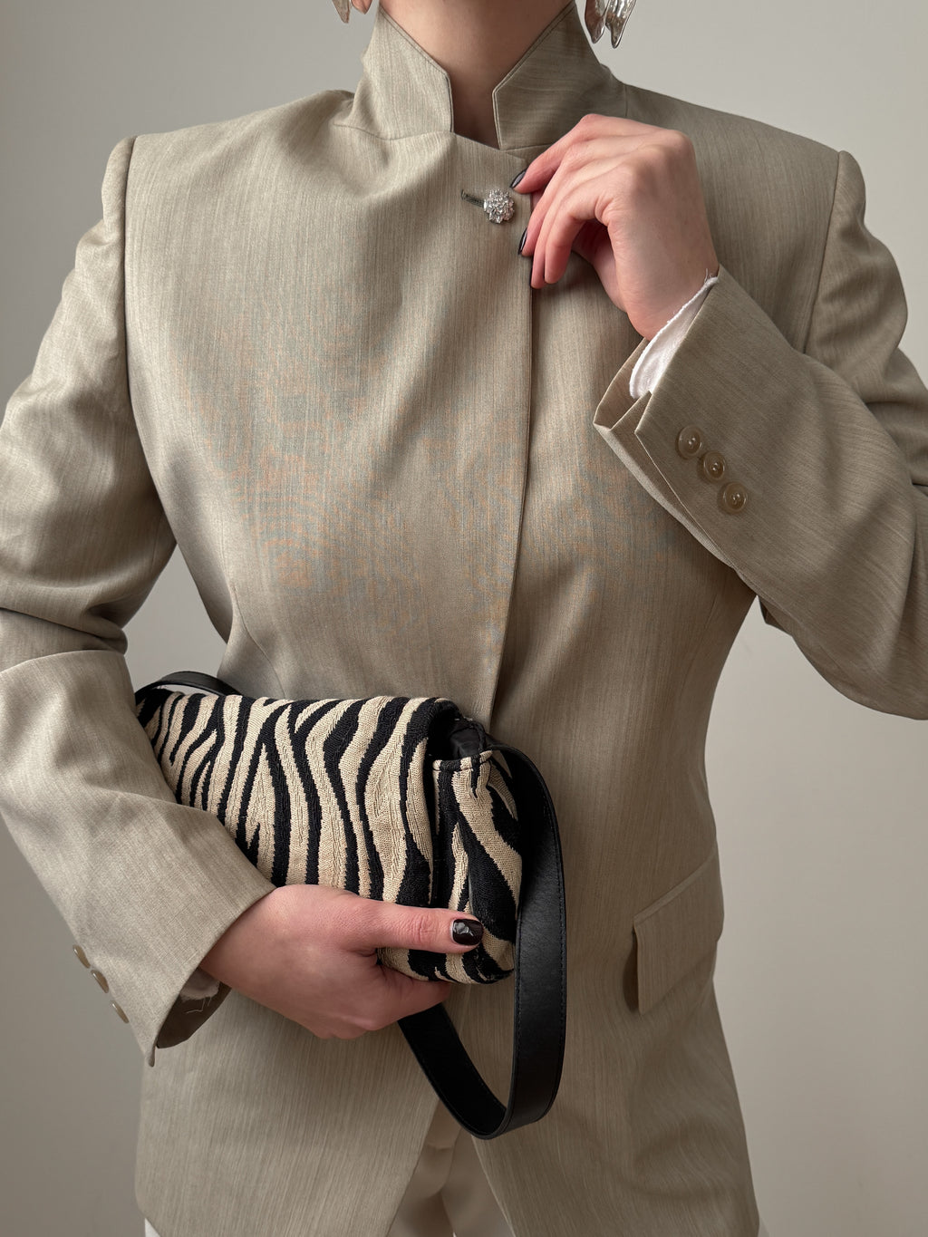 Blazer sabbia in lana reworked con bottone gioiello