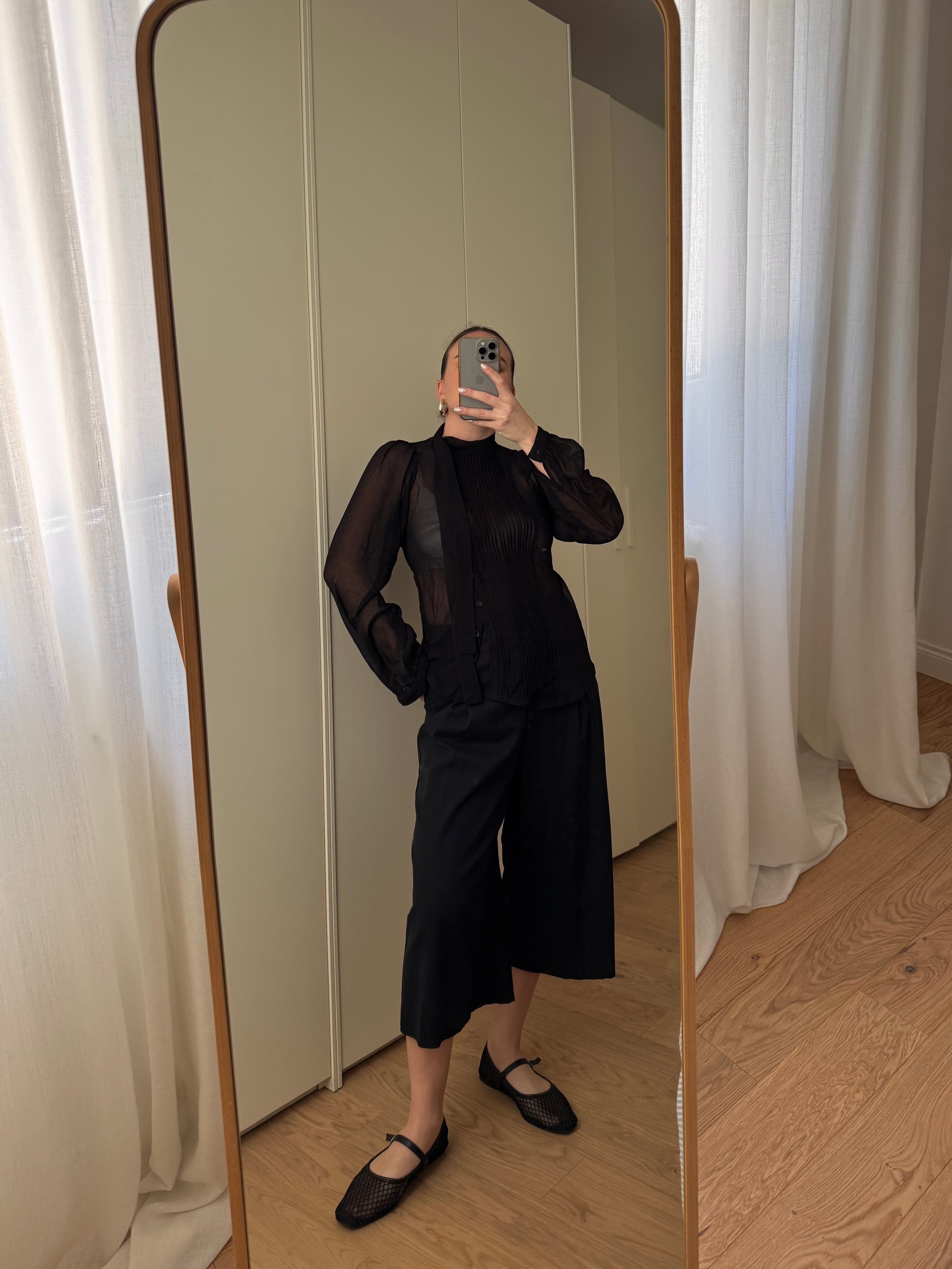 Blusa in pura seta nera con fiocco
