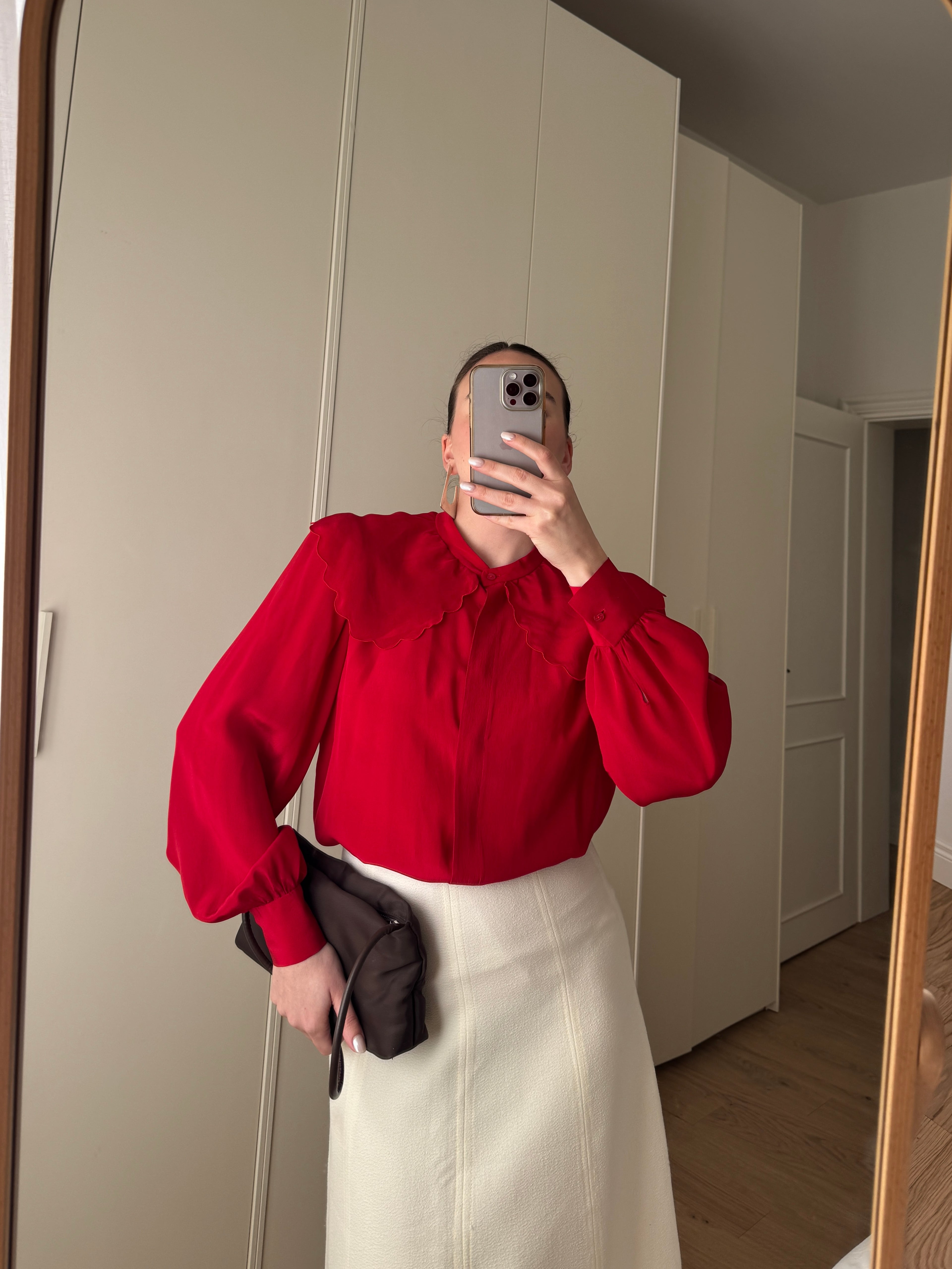 Blusa sartoriale in pura seta rossa con maxi colletto