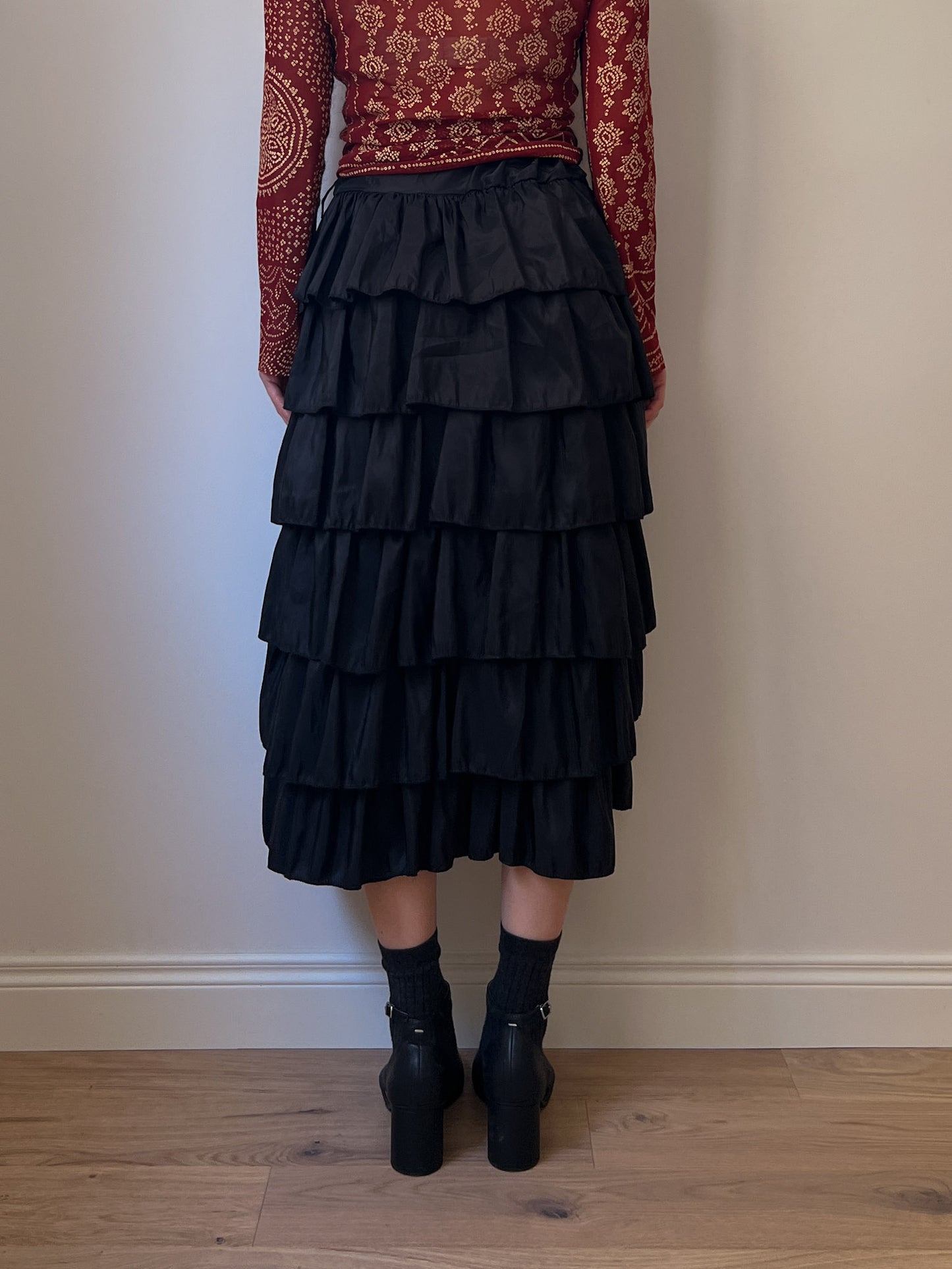 Flounced black skirt