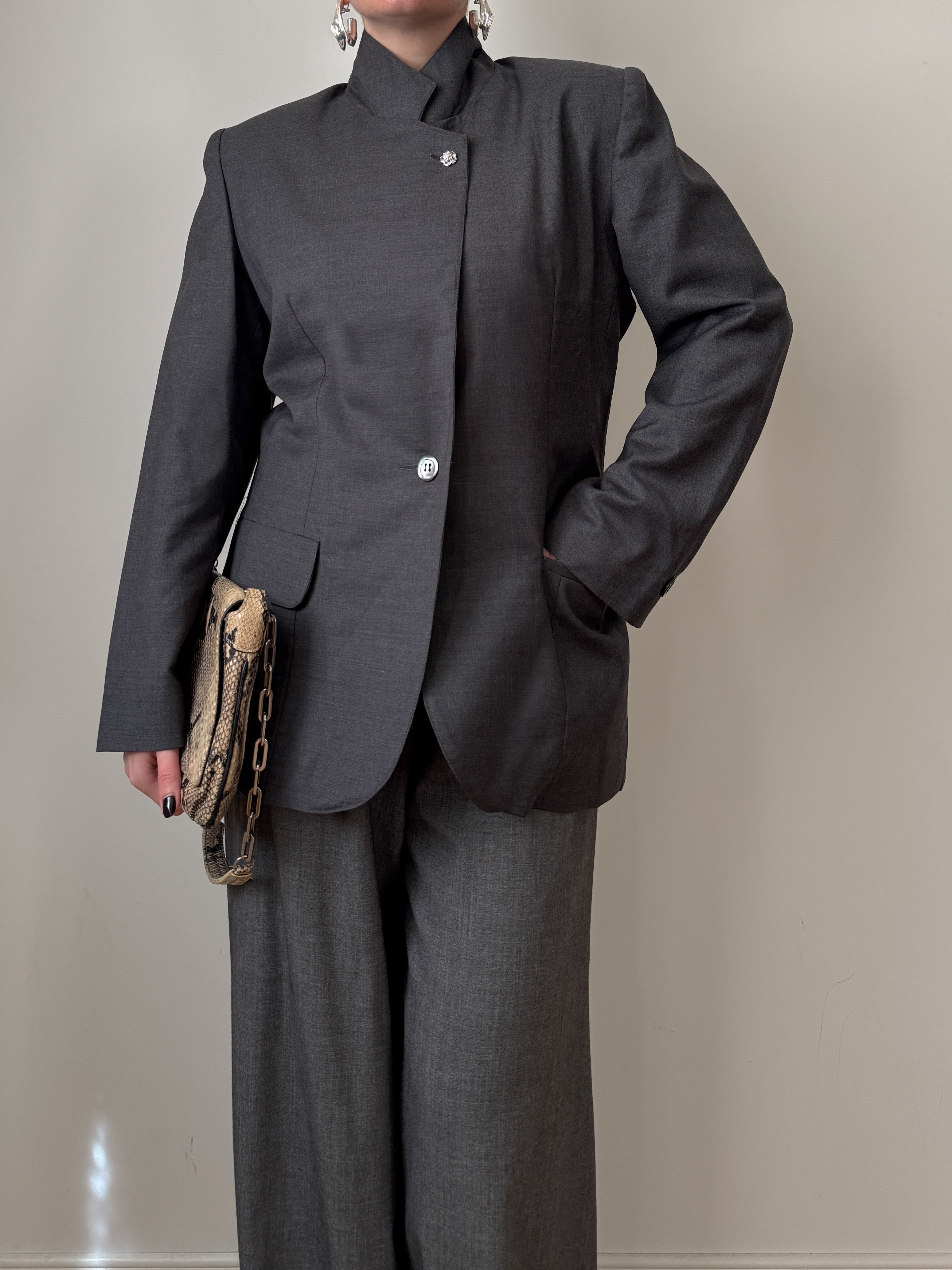 Blazer grigio in lana reworked con bottone gioiello