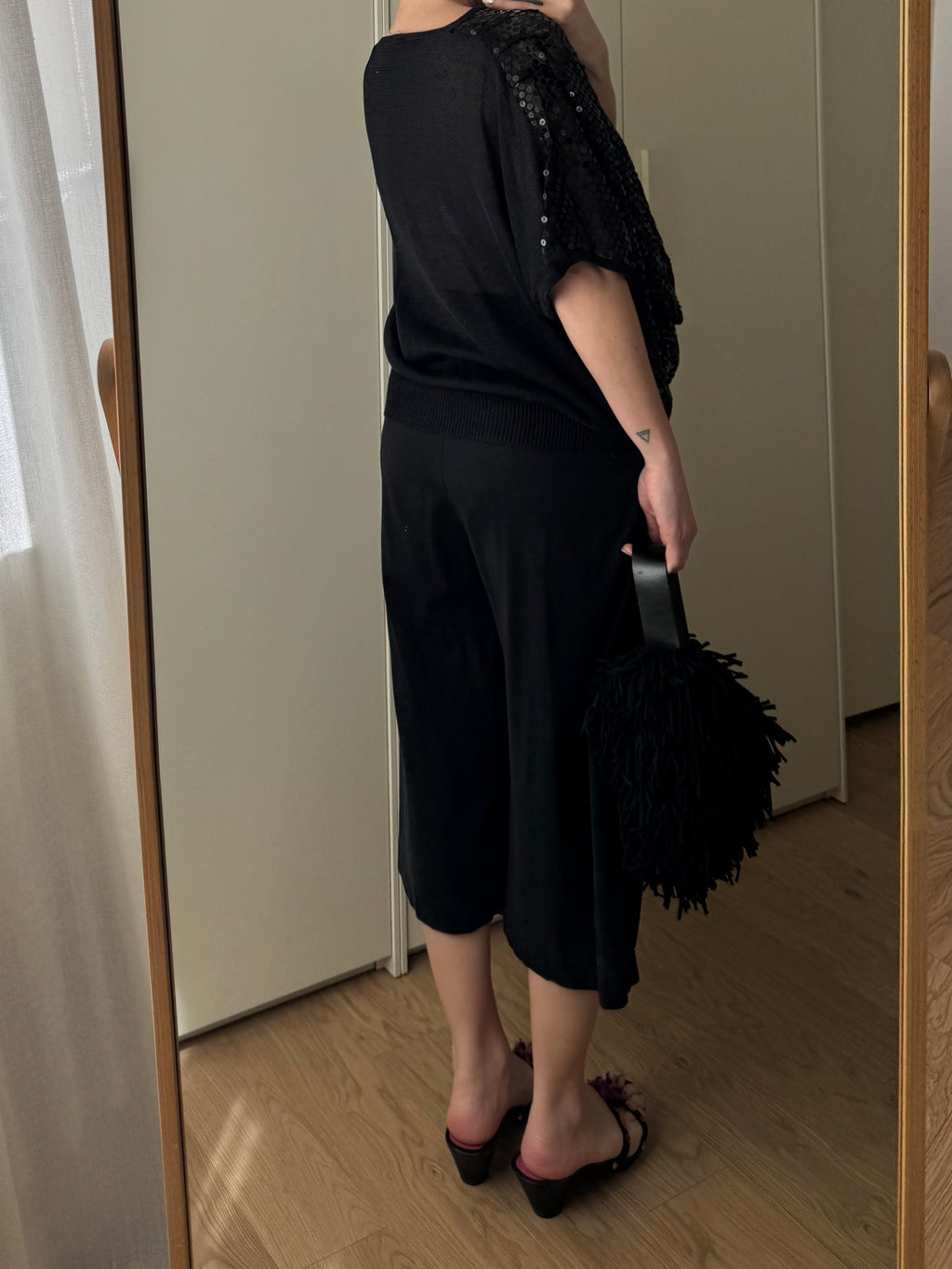 Top mesh nero con paillettes