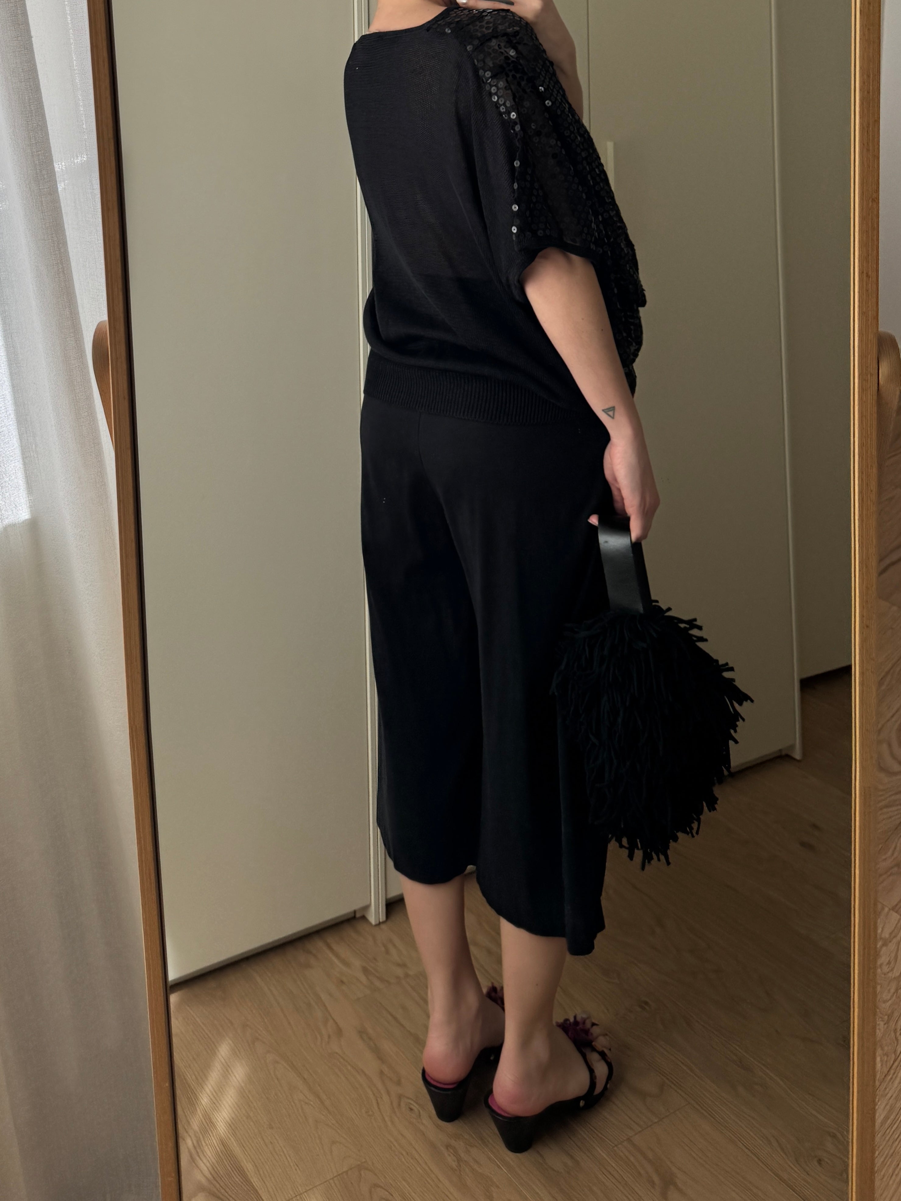 Top mesh nero con paillettes