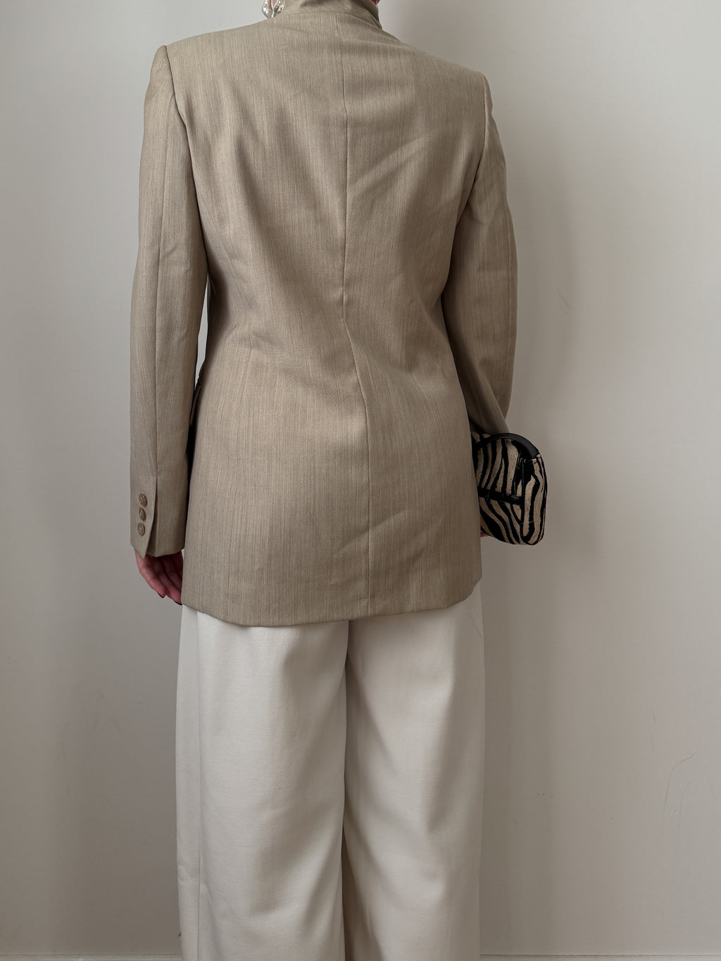 Blazer sabbia in lana reworked con bottone gioiello