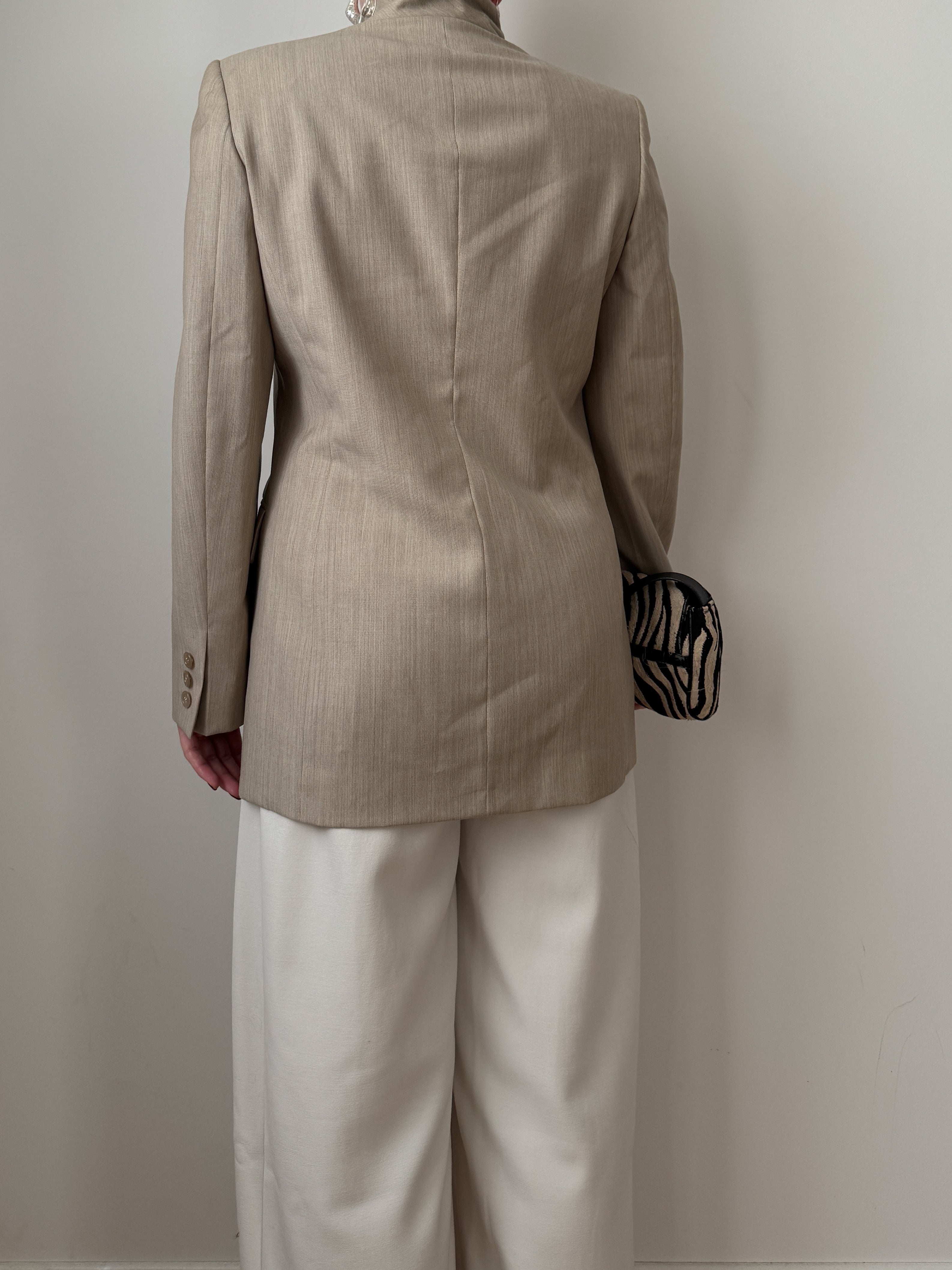 Blazer sabbia in lana reworked con bottone gioiello