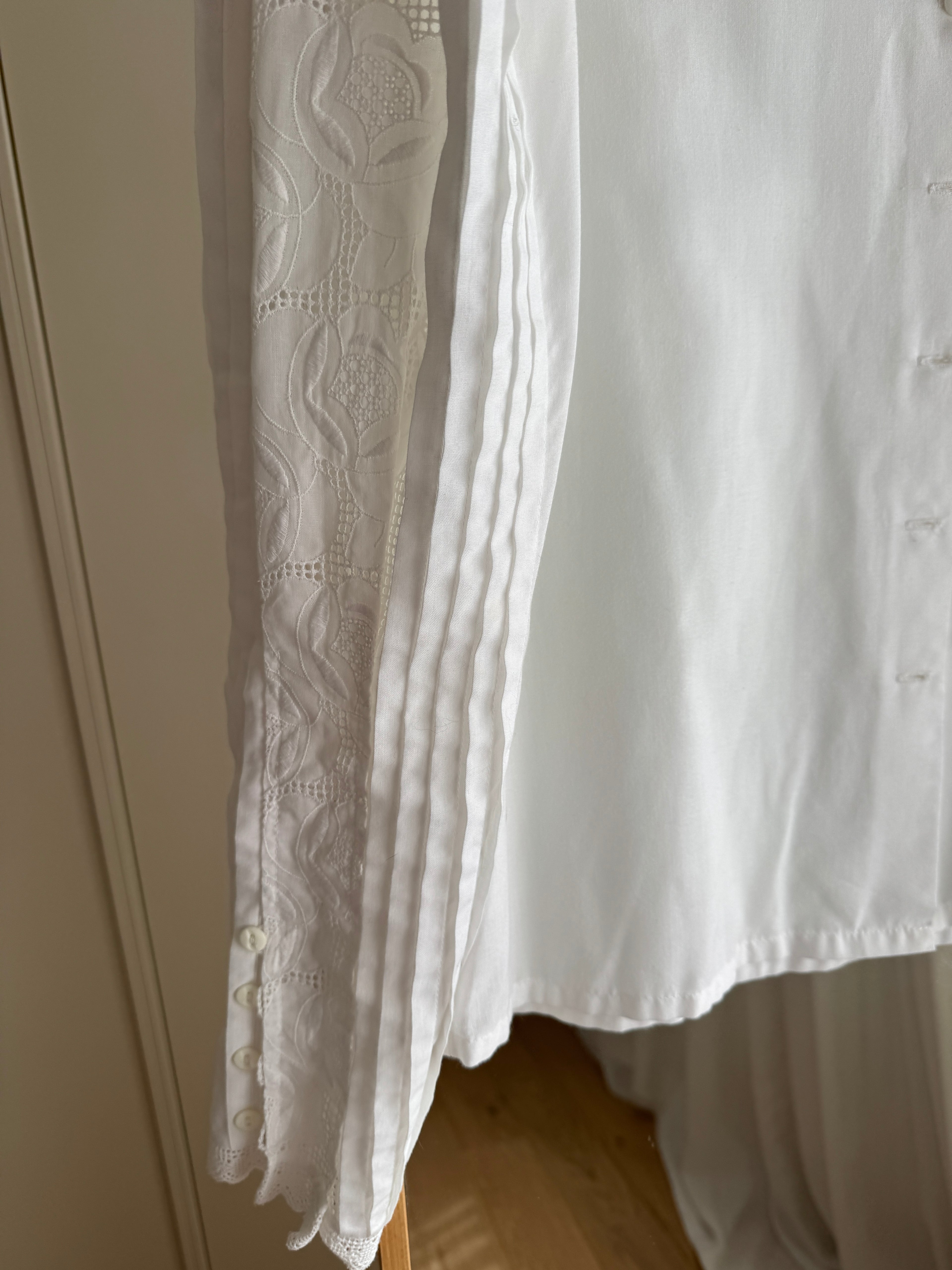 Blusa in cotone con colletto ricamato