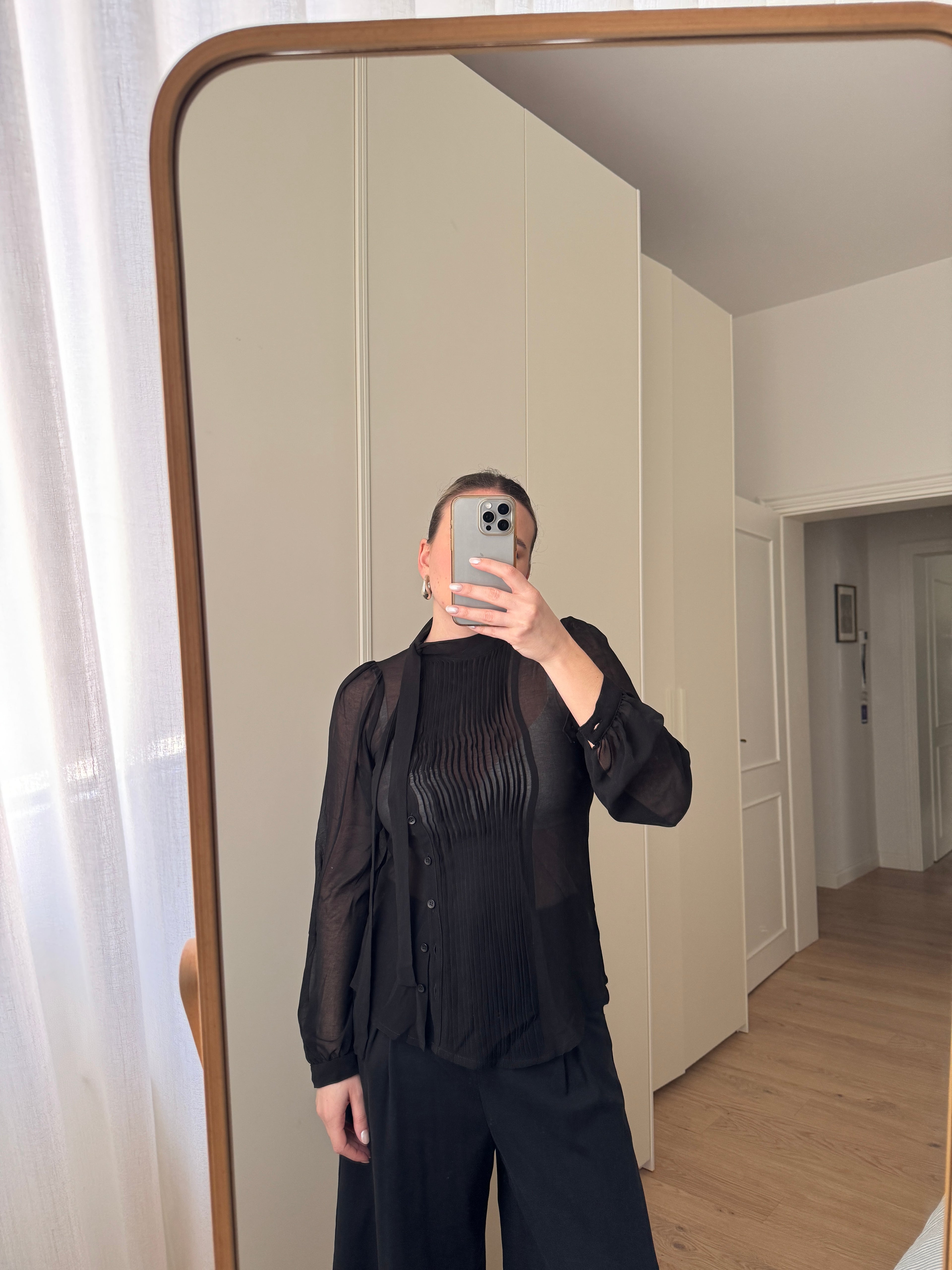 Blusa in pura seta nera con fiocco